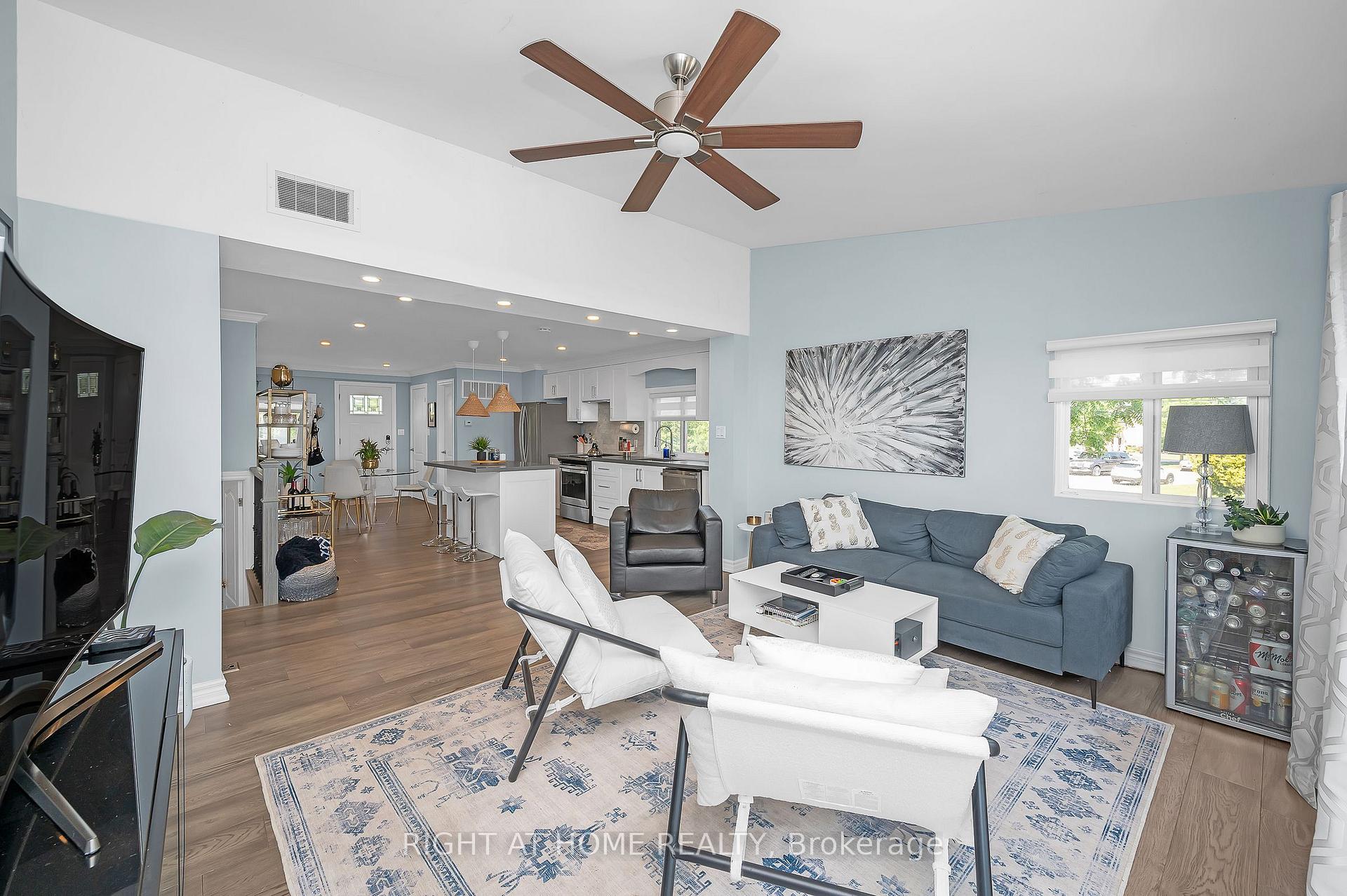 Photo 13 of 74 Seabreeze Crescent, Hamilton, Lakeshore — HOMEH