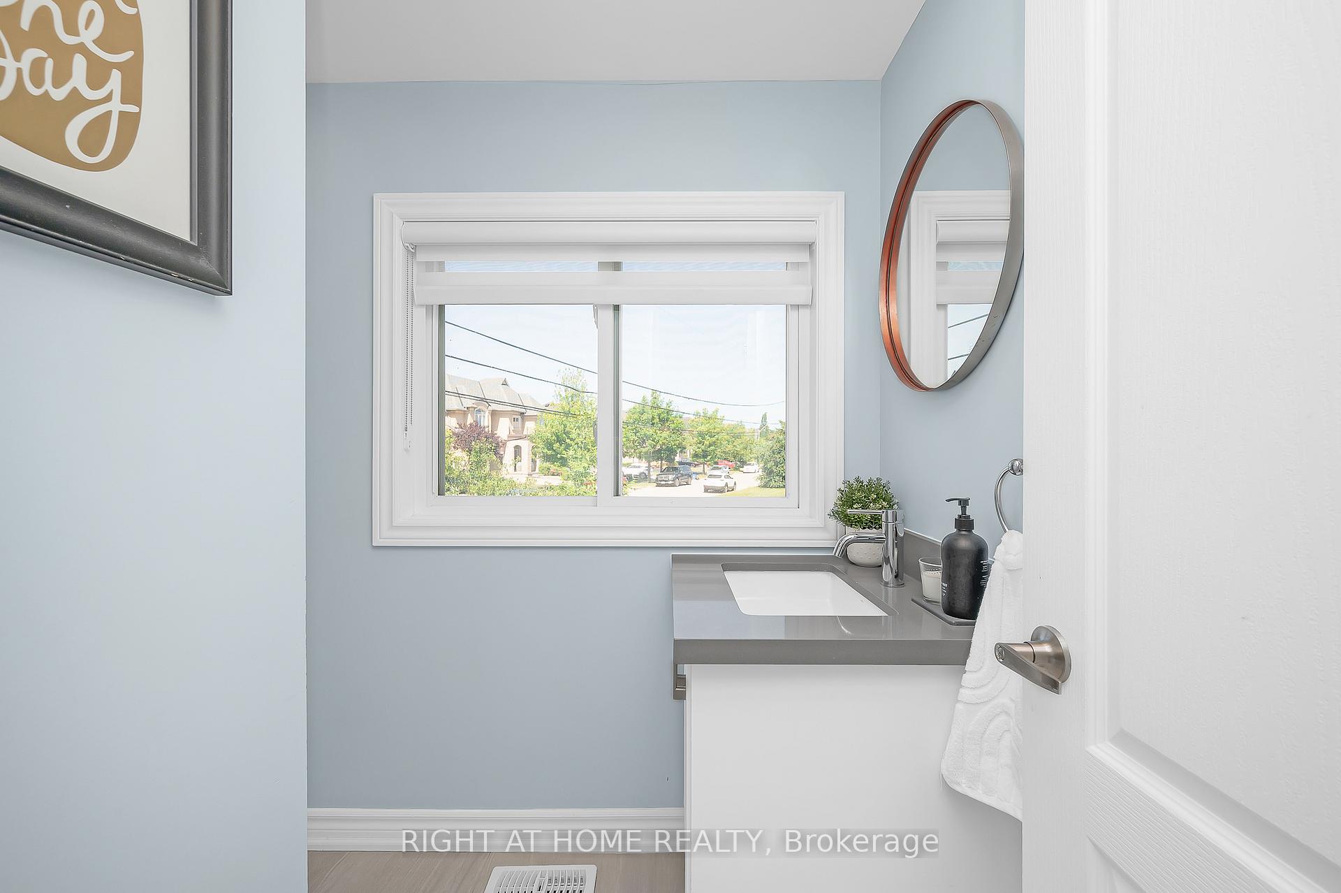 Photo 15 of 74 Seabreeze Crescent, Hamilton, Lakeshore — HOMEH