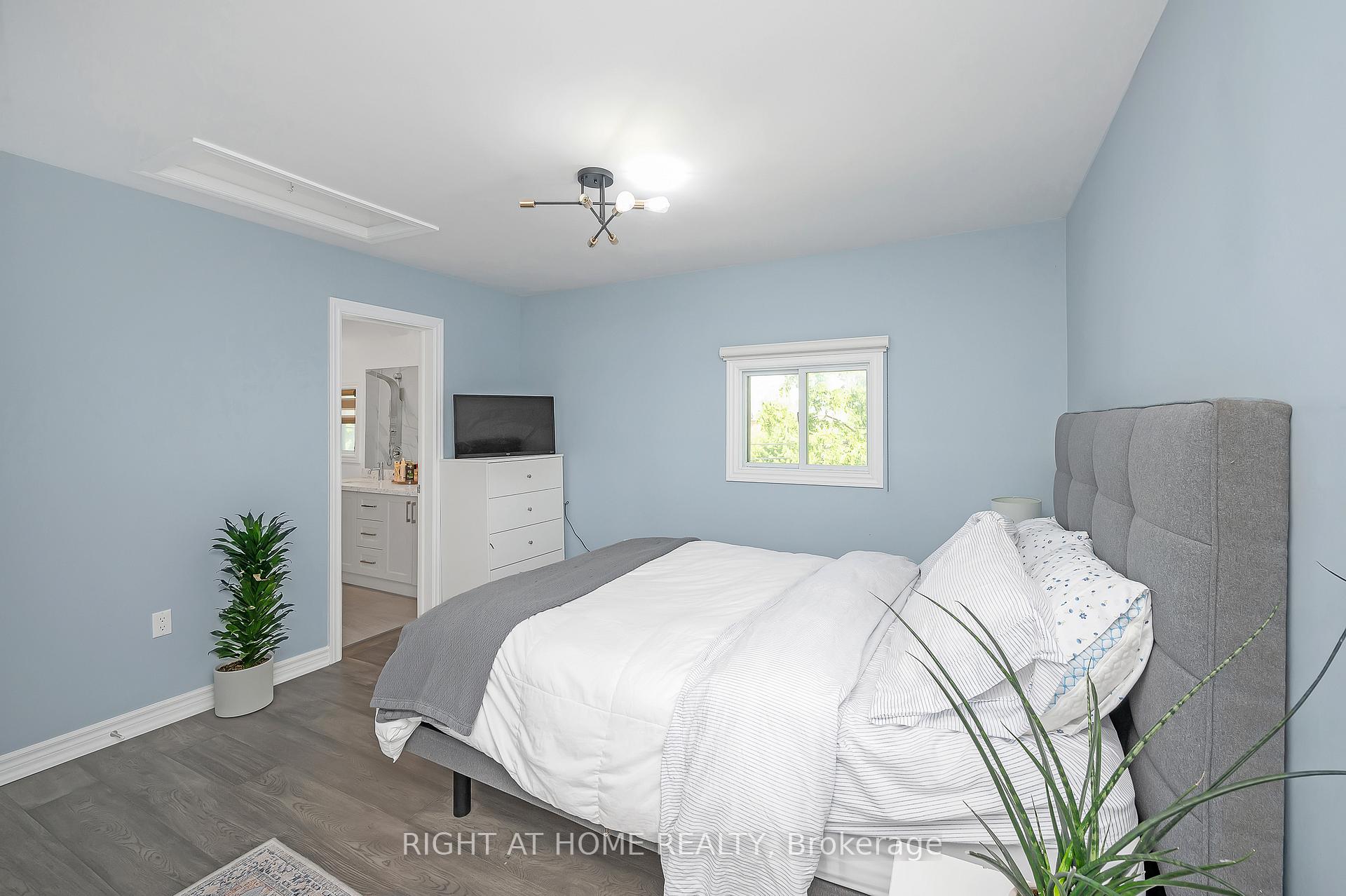 Photo 19 of 74 Seabreeze Crescent, Hamilton, Lakeshore — HOMEH