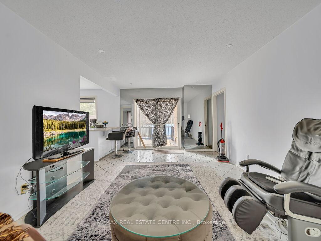 Photo 18 of 125 Biehn Drive, Kitchener — HOMEH