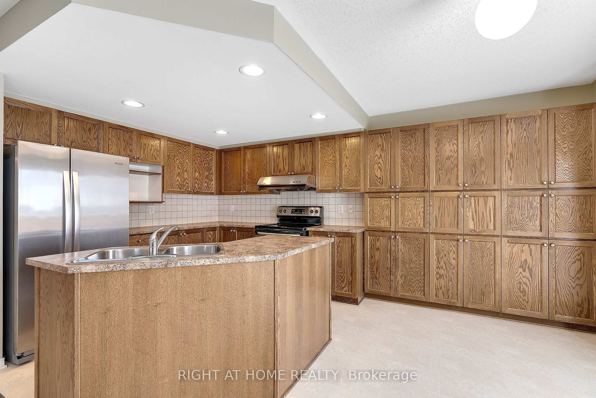Photo 12 of 17 Ealing Street, Ottawa, Kanata - Morgan's Grant/South March — HOMEH