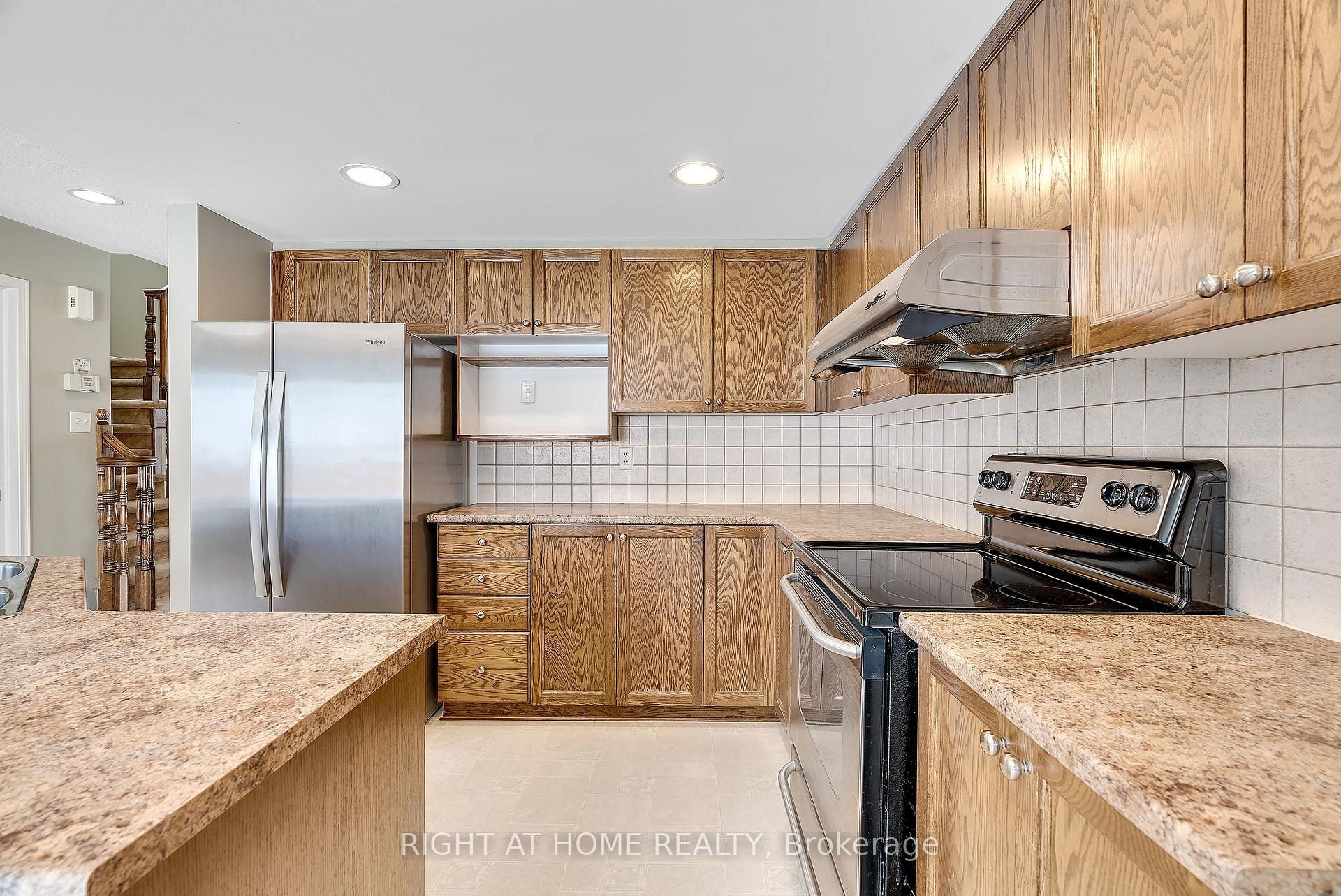 Photo 13 of 17 Ealing Street, Ottawa, Kanata - Morgan's Grant/South March — HOMEH