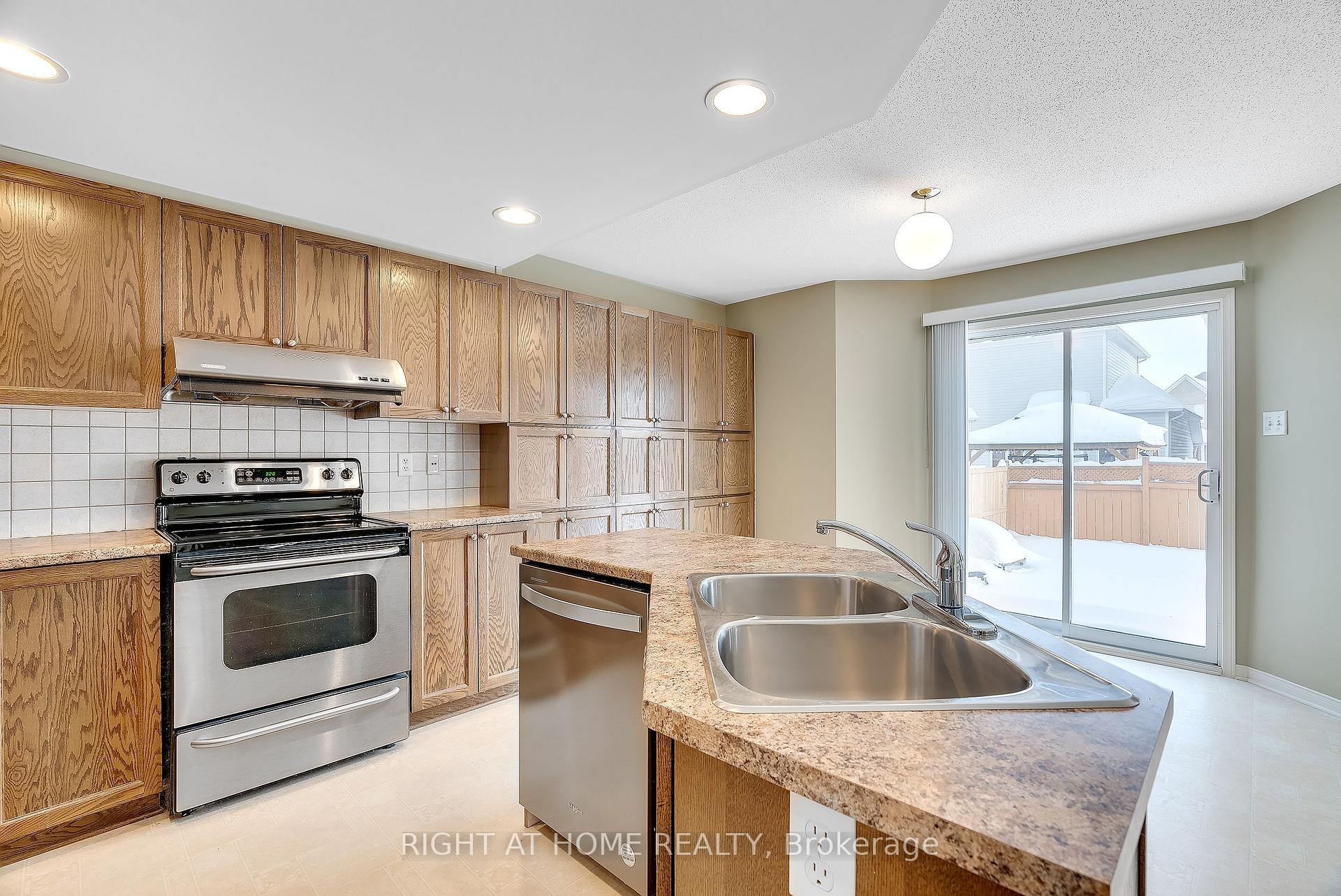 Photo 14 of 17 Ealing Street, Ottawa, Kanata - Morgan's Grant/South March — HOMEH