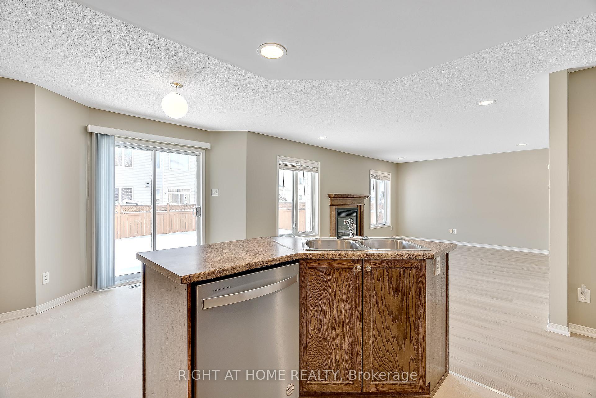 Photo 15 of 17 Ealing Street, Ottawa, Kanata - Morgan's Grant/South March — HOMEH