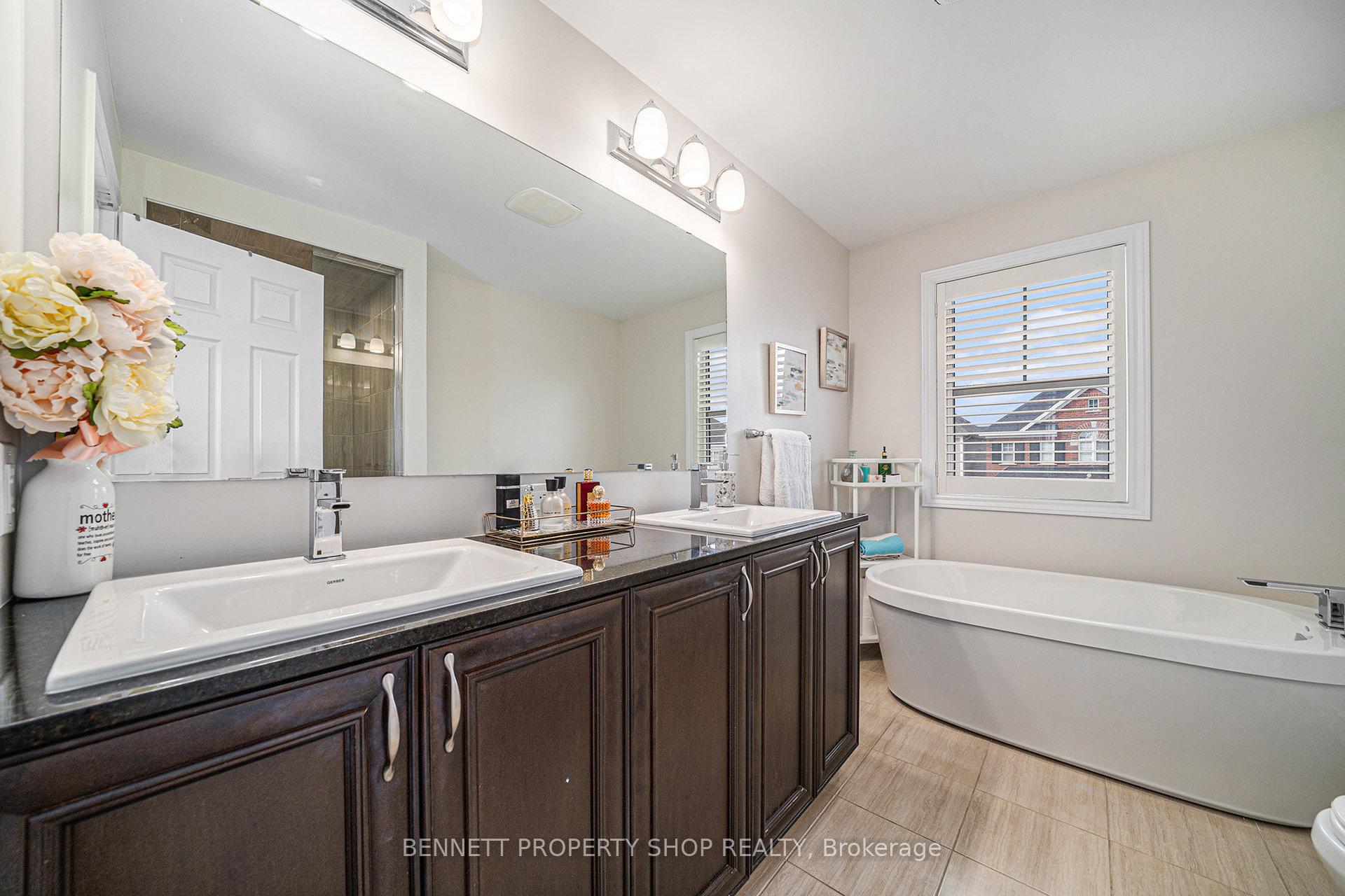 Photo 12 of 52 Oxalis Crescent, Ottawa, Kanata - Emerald Meadows/Trailwest — HOMEH