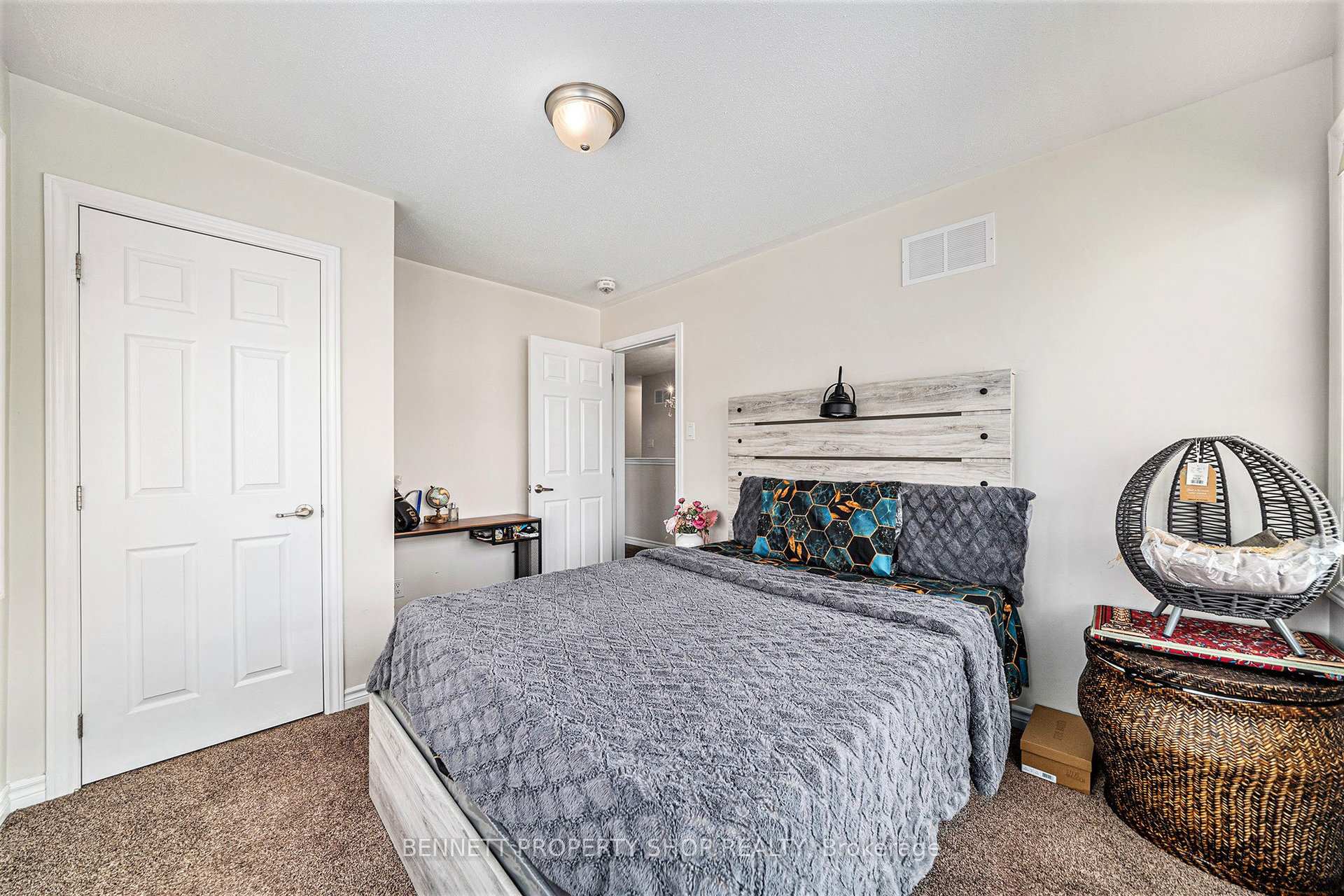 Photo 17 of 52 Oxalis Crescent, Ottawa, Kanata - Emerald Meadows/Trailwest — HOMEH