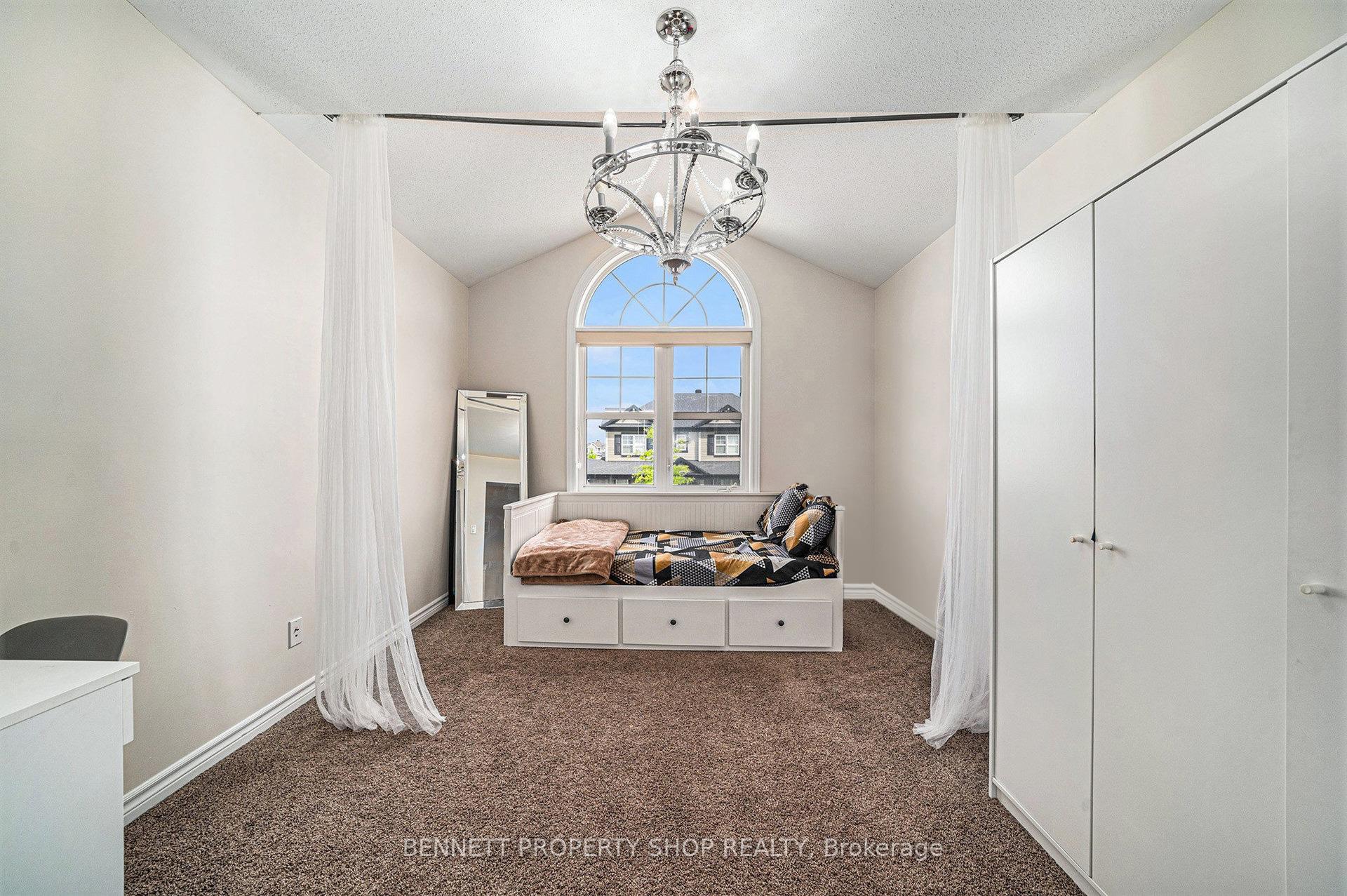Photo 18 of 52 Oxalis Crescent, Ottawa, Kanata - Emerald Meadows/Trailwest — HOMEH
