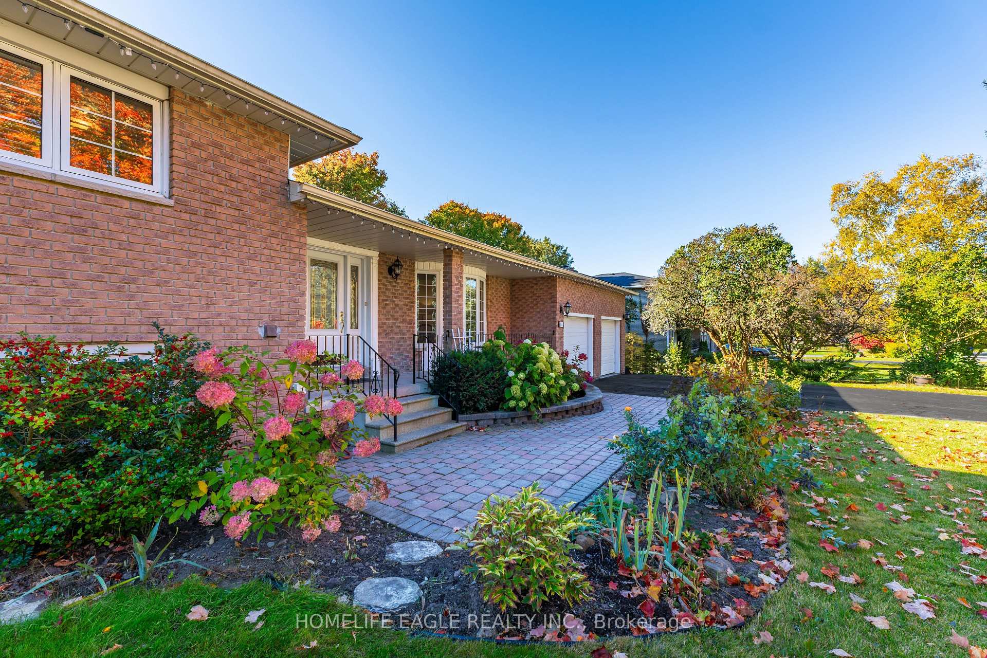 Photo 2 of 215 Valley View Drive, Innisfil, Churchill — HOMEH