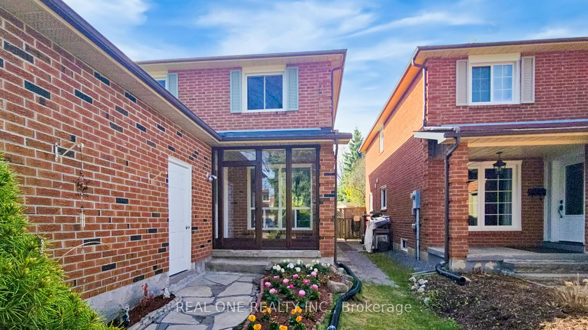 Photo 2 of 90 Spragg Circle, Markham, Markham Village — HOMEH