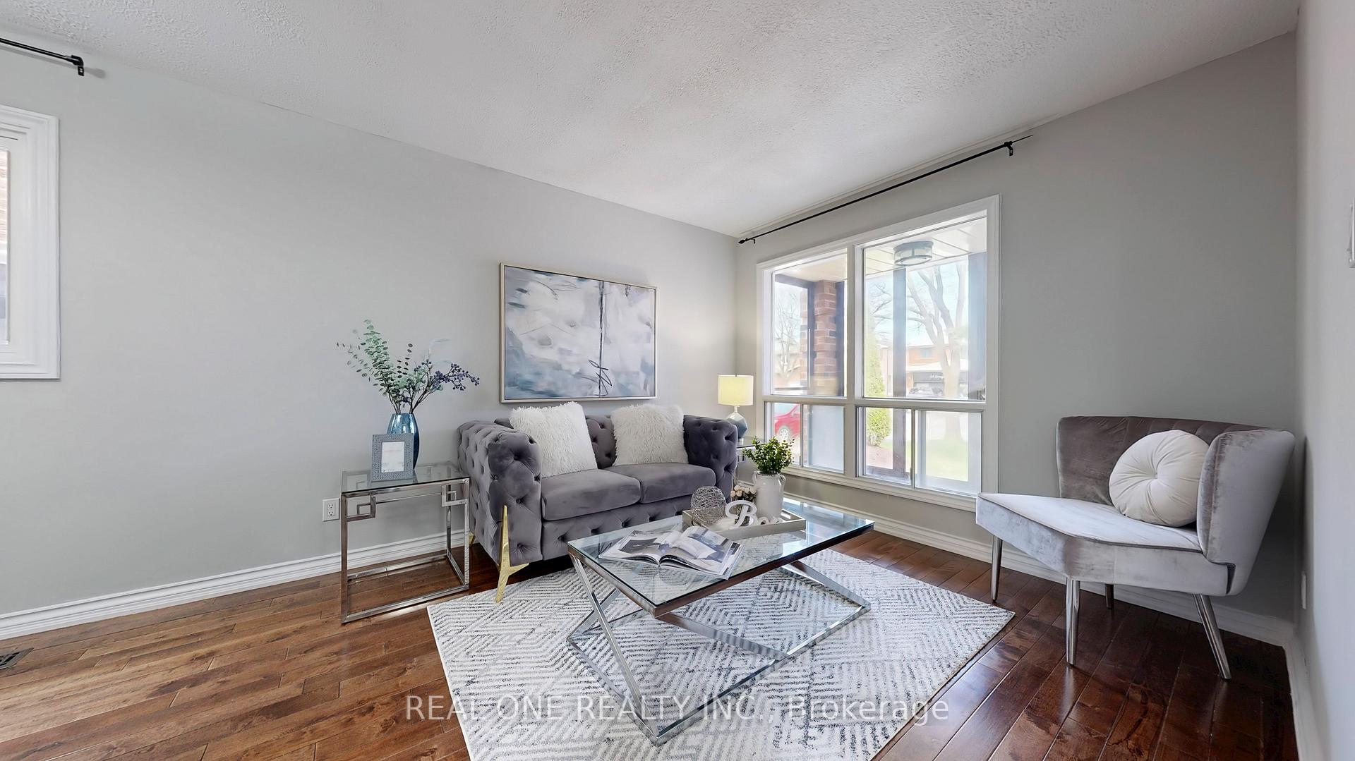 Photo 4 of 90 Spragg Circle, Markham, Markham Village — HOMEH
