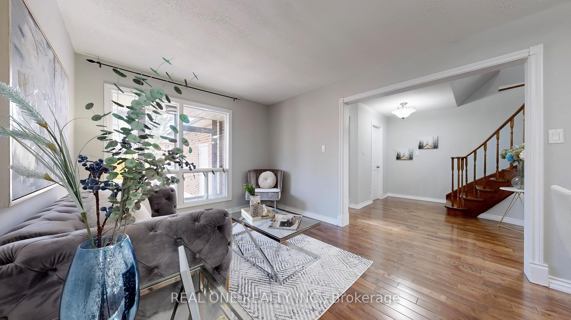 Photo 5 of 90 Spragg Circle, Markham, Markham Village — HOMEH