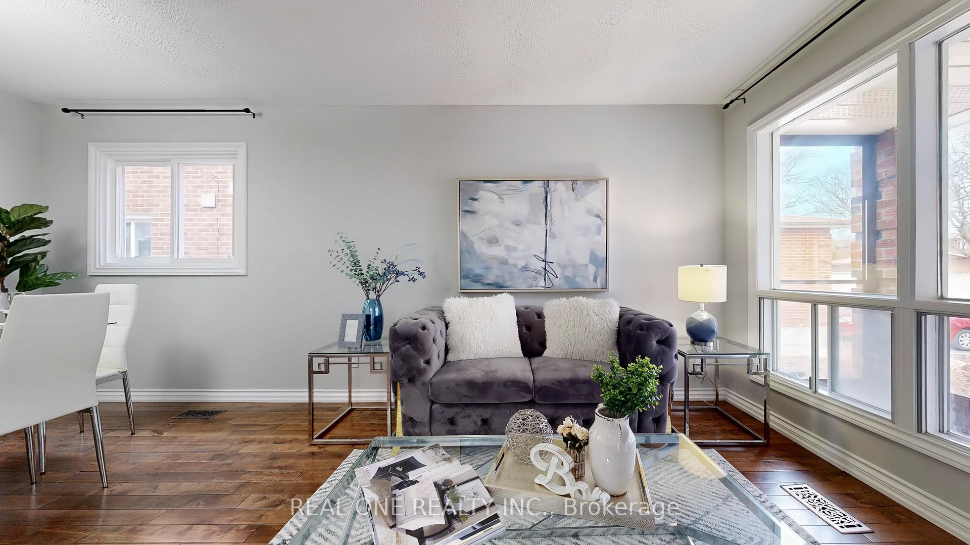 Photo 6 of 90 Spragg Circle, Markham, Markham Village — HOMEH