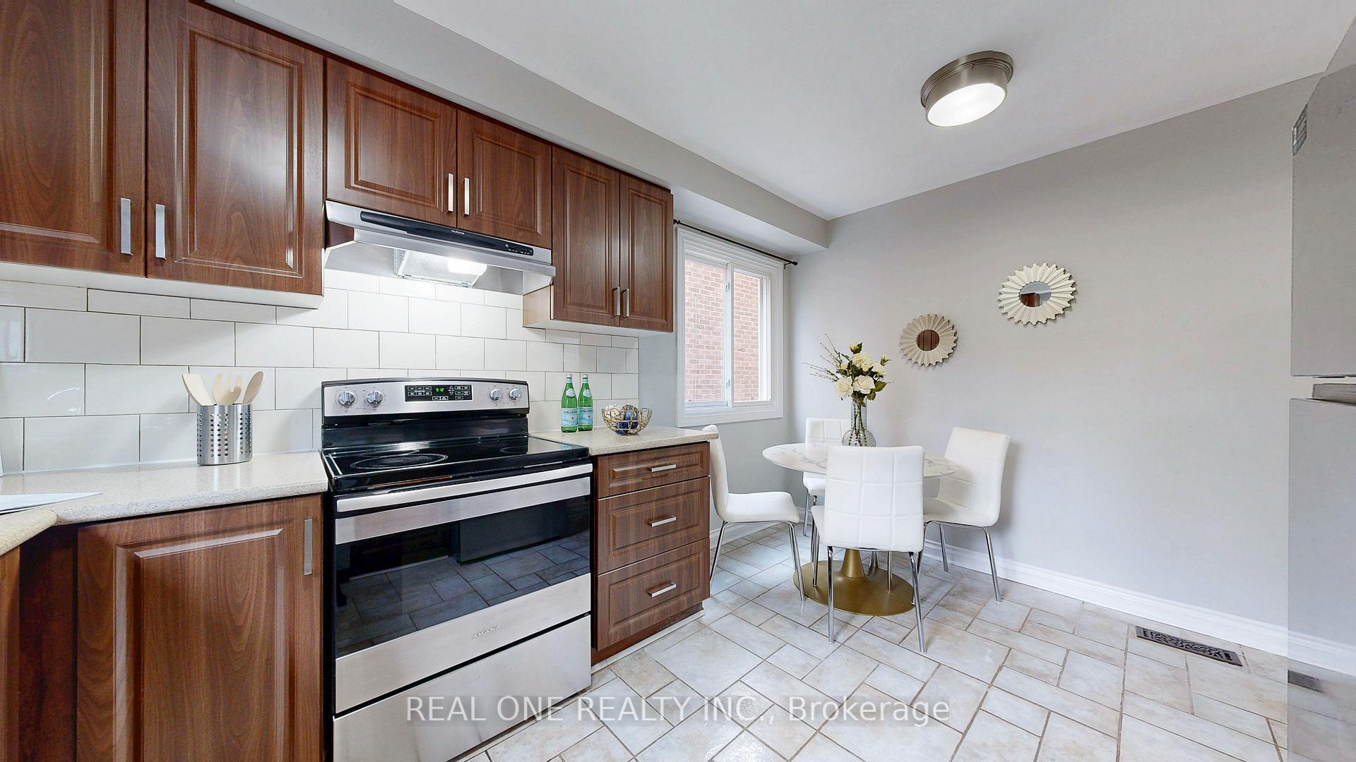 Photo 9 of 90 Spragg Circle, Markham, Markham Village — HOMEH