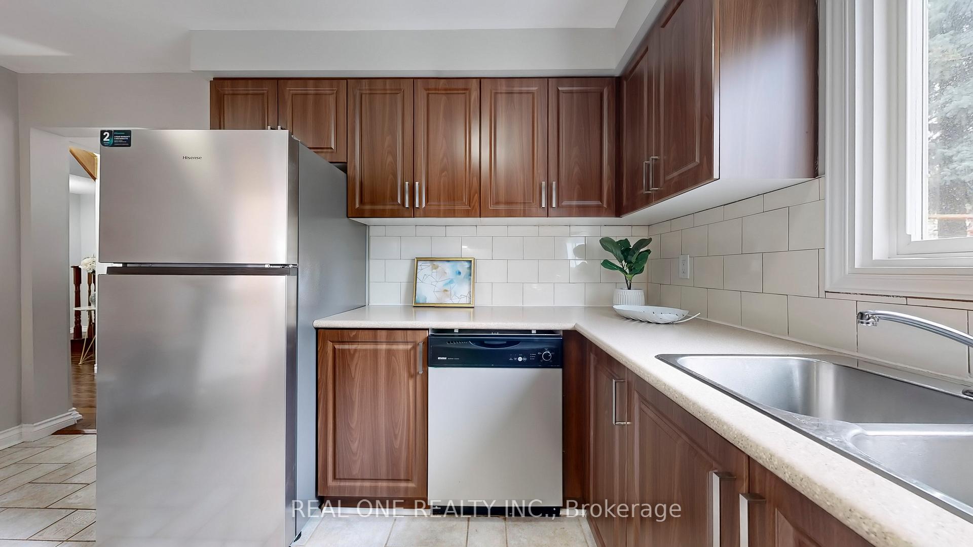 Photo 10 of 90 Spragg Circle, Markham, Markham Village — HOMEH