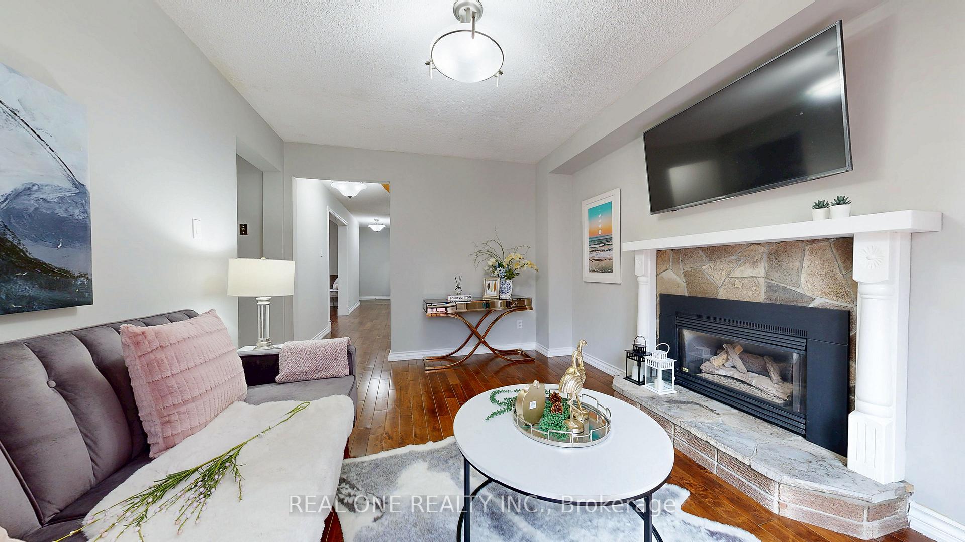 Photo 13 of 90 Spragg Circle, Markham, Markham Village — HOMEH