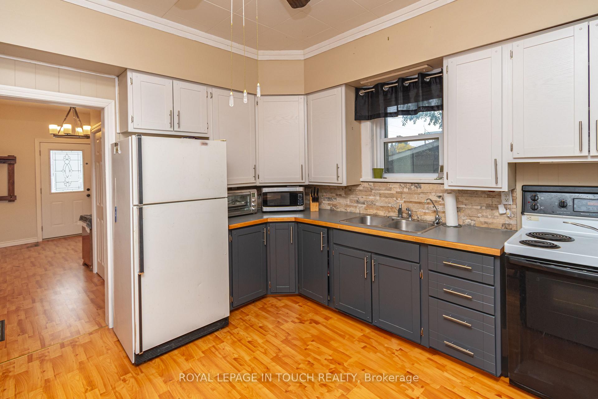Photo 14 of 125 Eighth Street, Midland — HOMEH