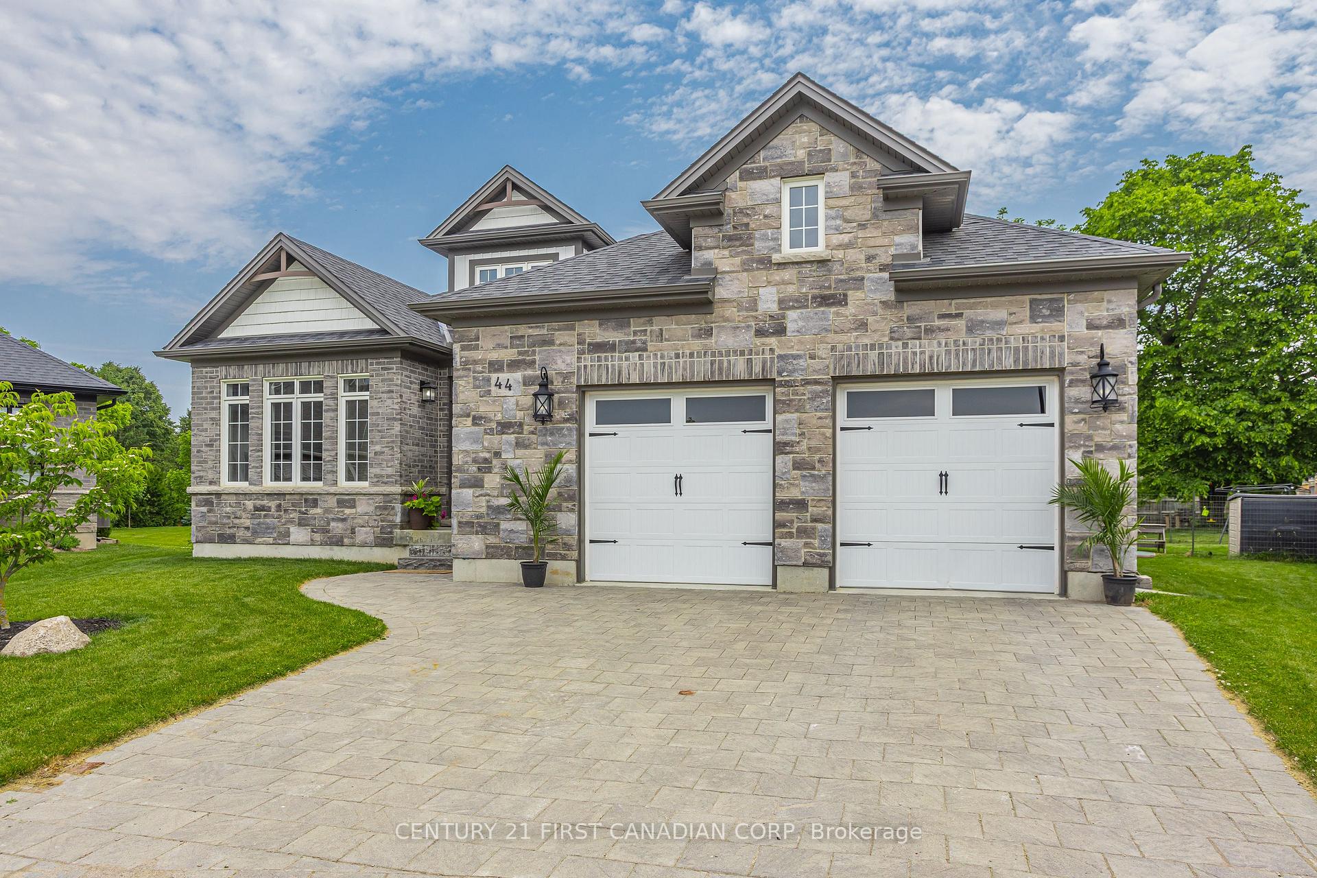 Photo 2 of 44 Violet Court, Middlesex Centre, Ilderton — HOMEH