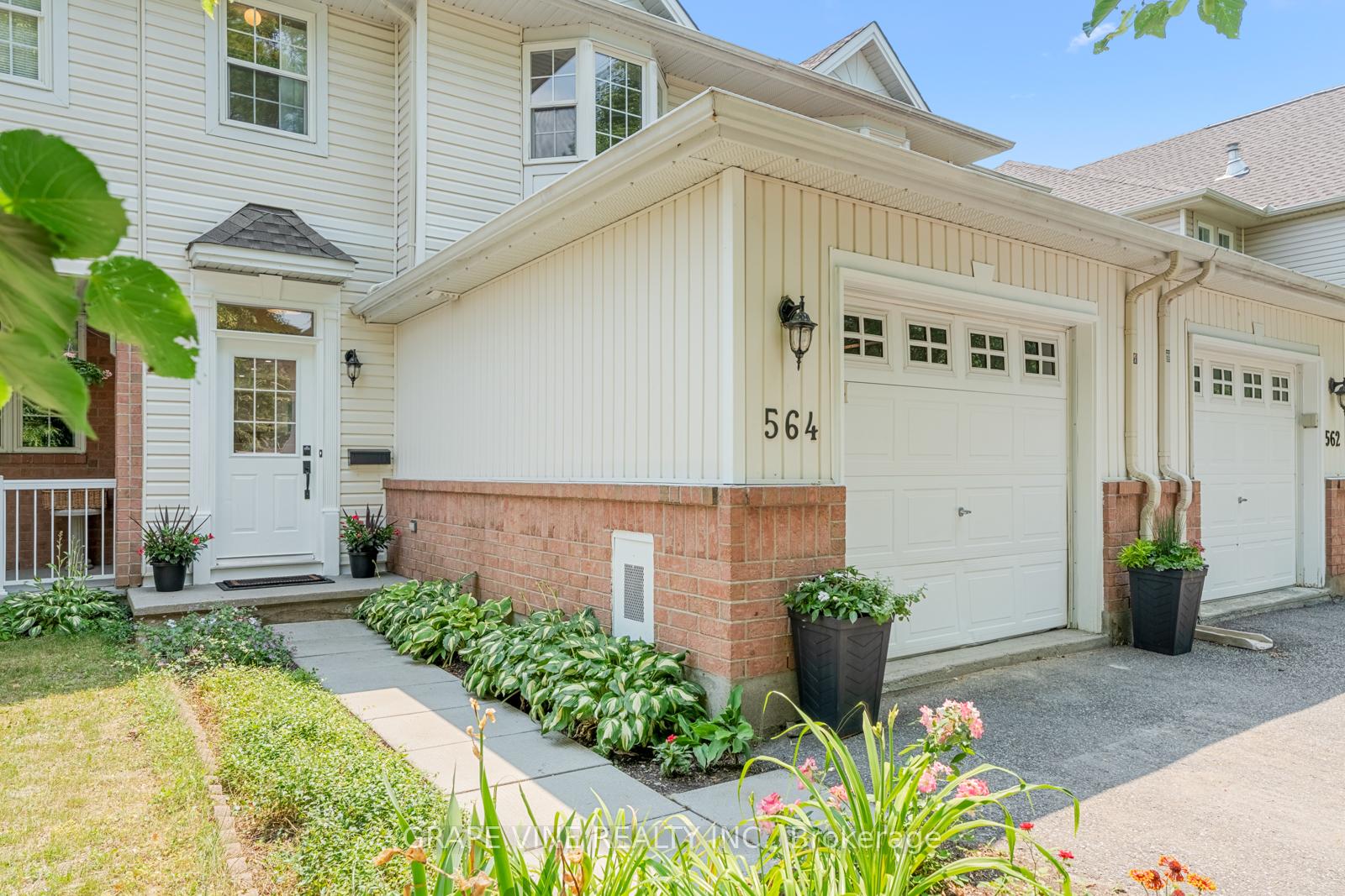 Front of 564 Aberfoyle Circle