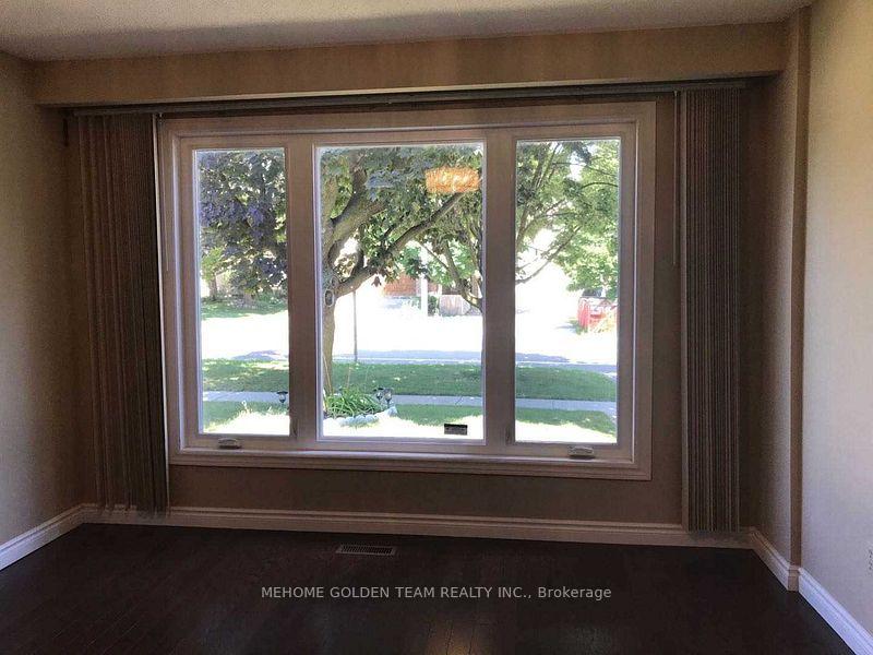 Photo 2 of 11 Carlton Road, Markham, Unionville — HOMEH