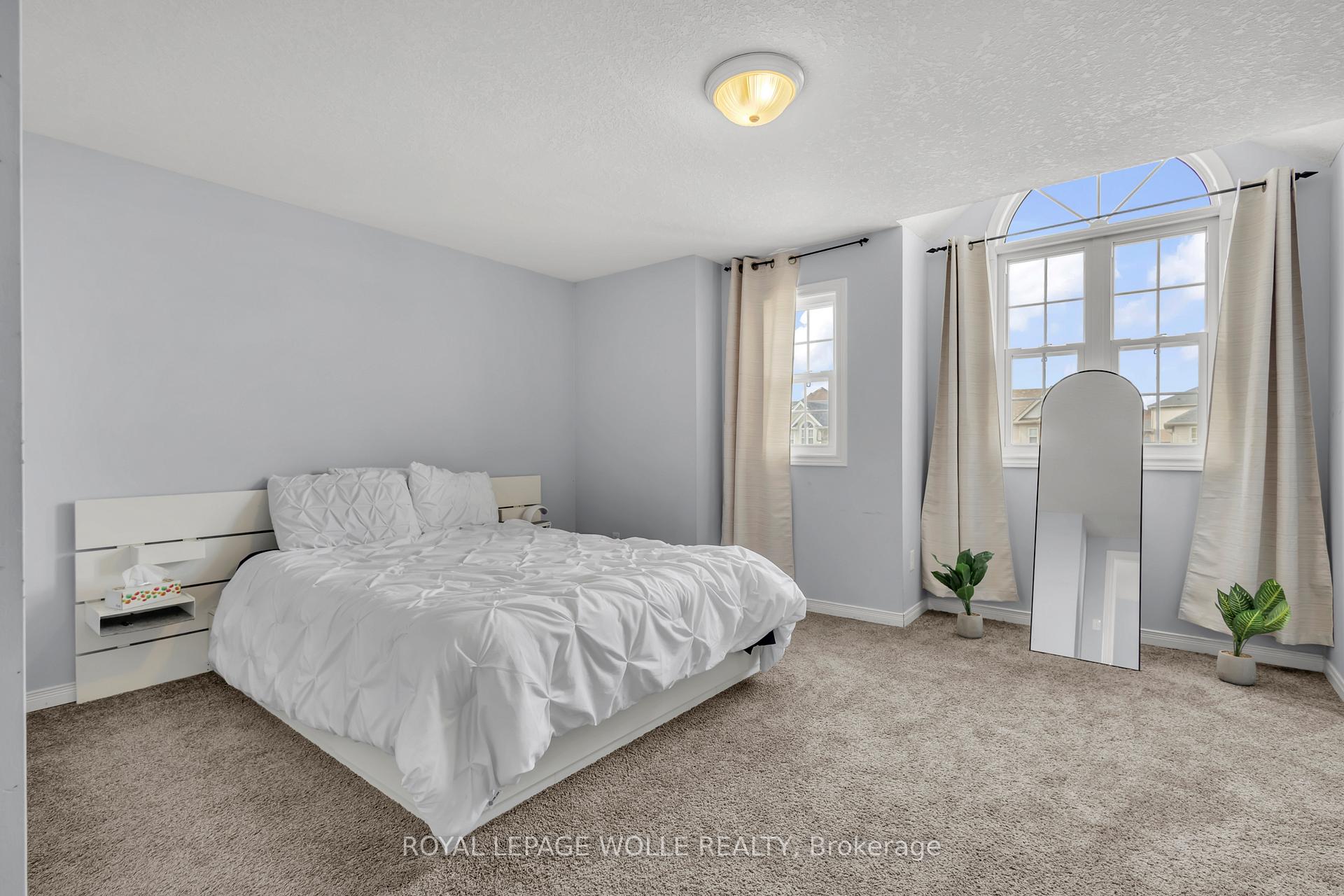 Photo 25 of 18 Donnenwerth Drive, Kitchener — HOMEH