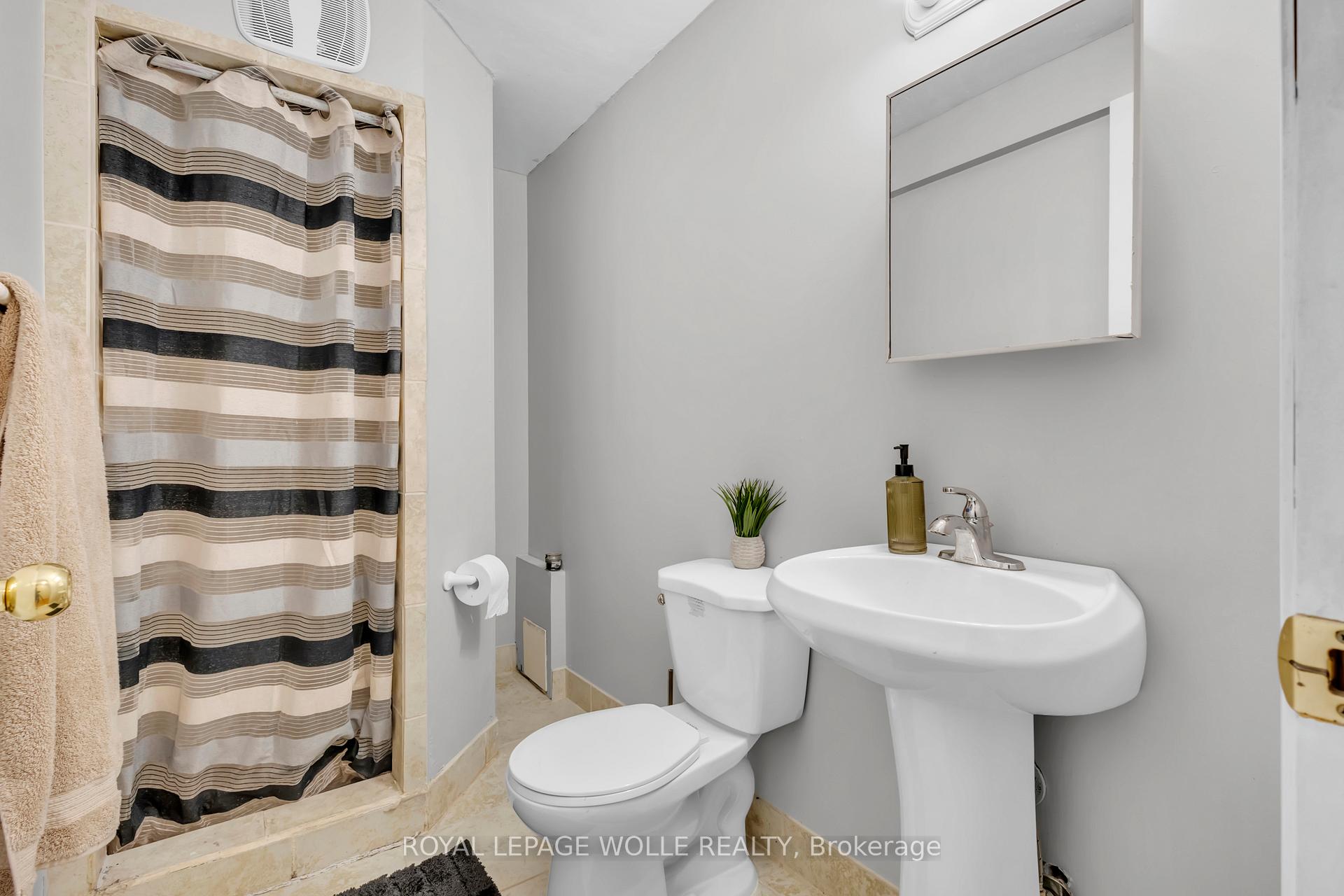 Photo 37 of 18 Donnenwerth Drive, Kitchener — HOMEH