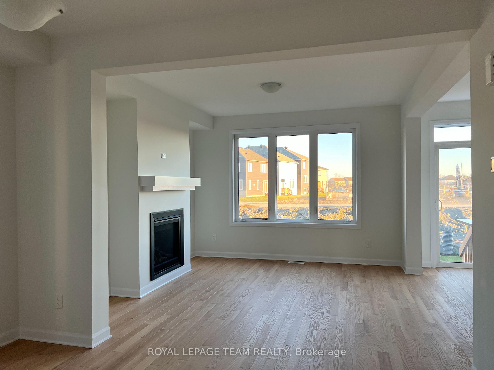 Photo 10 of 157 Invention Boulevard, Ottawa, Kanata - Morgan's Grant/South March — HOMEH