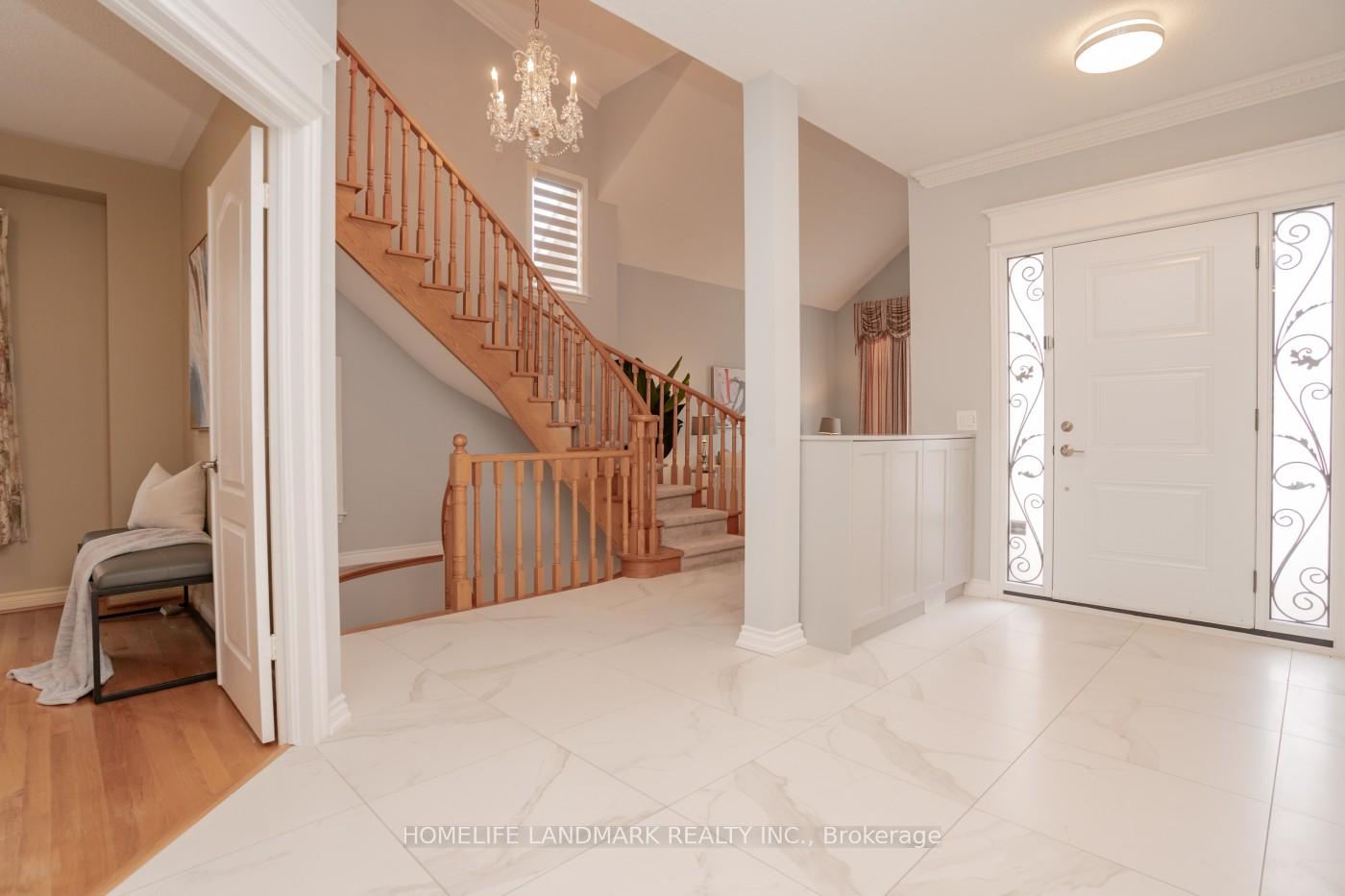 Photo 2 of 98 Braeside Square, Markham, Unionville — HOMEH