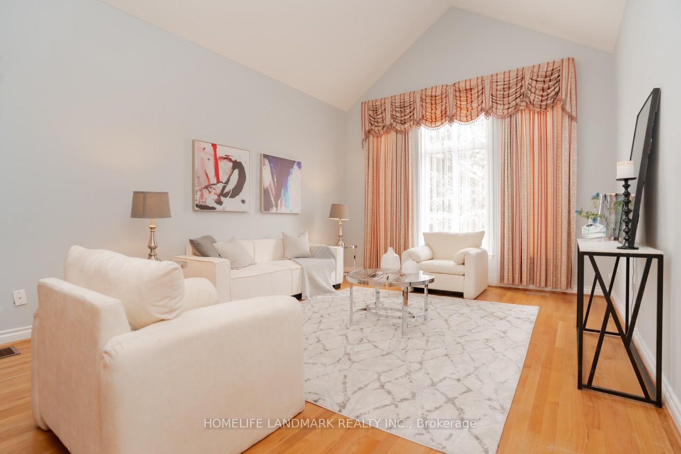 Photo 4 of 98 Braeside Square, Markham, Unionville — HOMEH