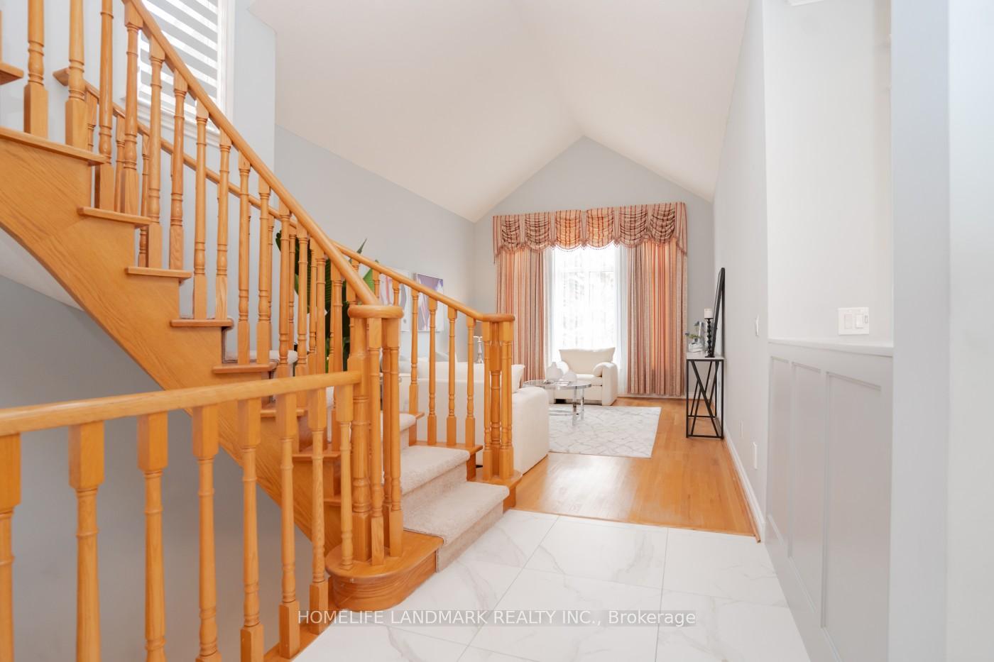 Photo 7 of 98 Braeside Square, Markham, Unionville — HOMEH