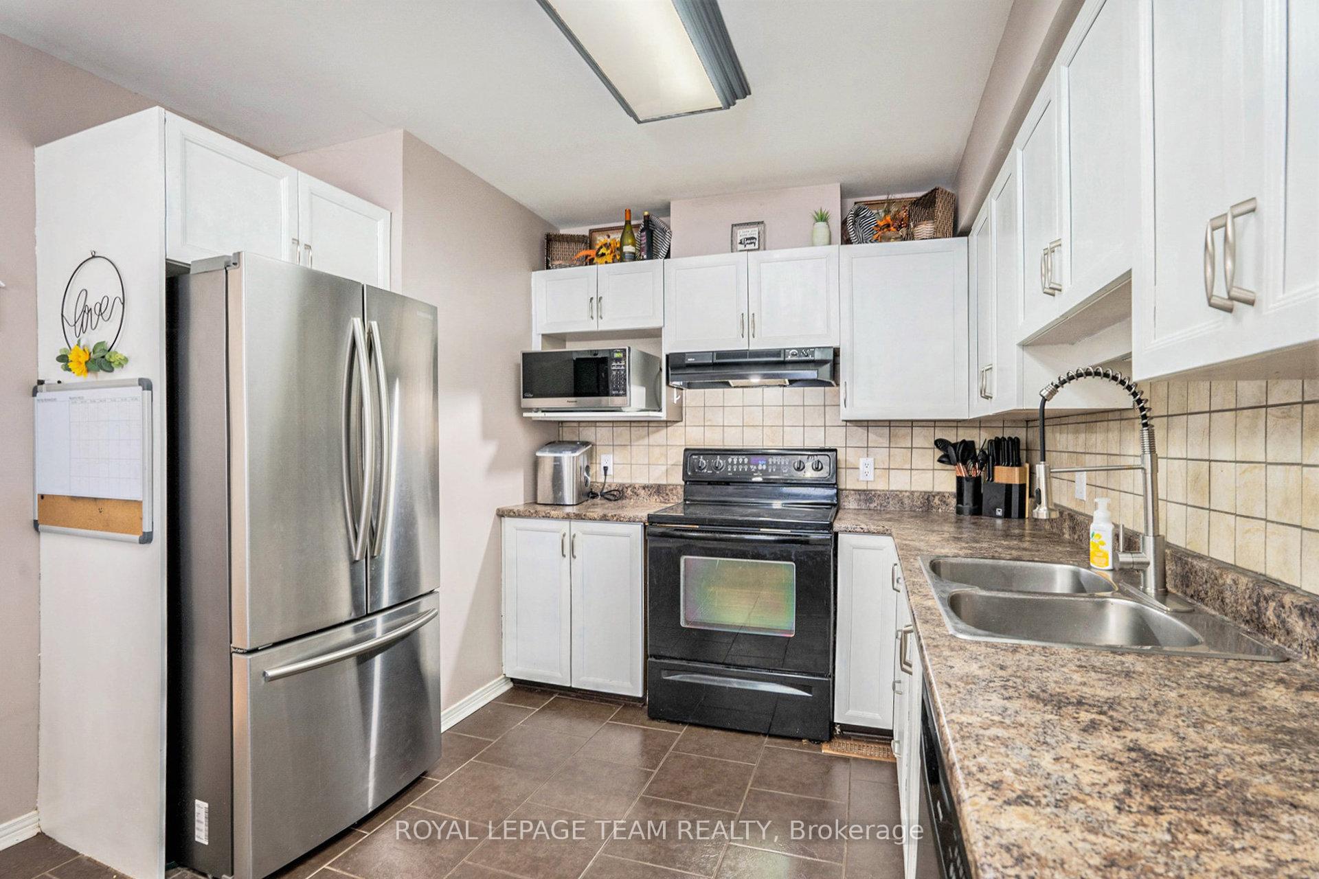 Photo 8 of 5 Sunnybrooke Drive, Ottawa, Kanata - Emerald Meadows/Trailwest — HOMEH