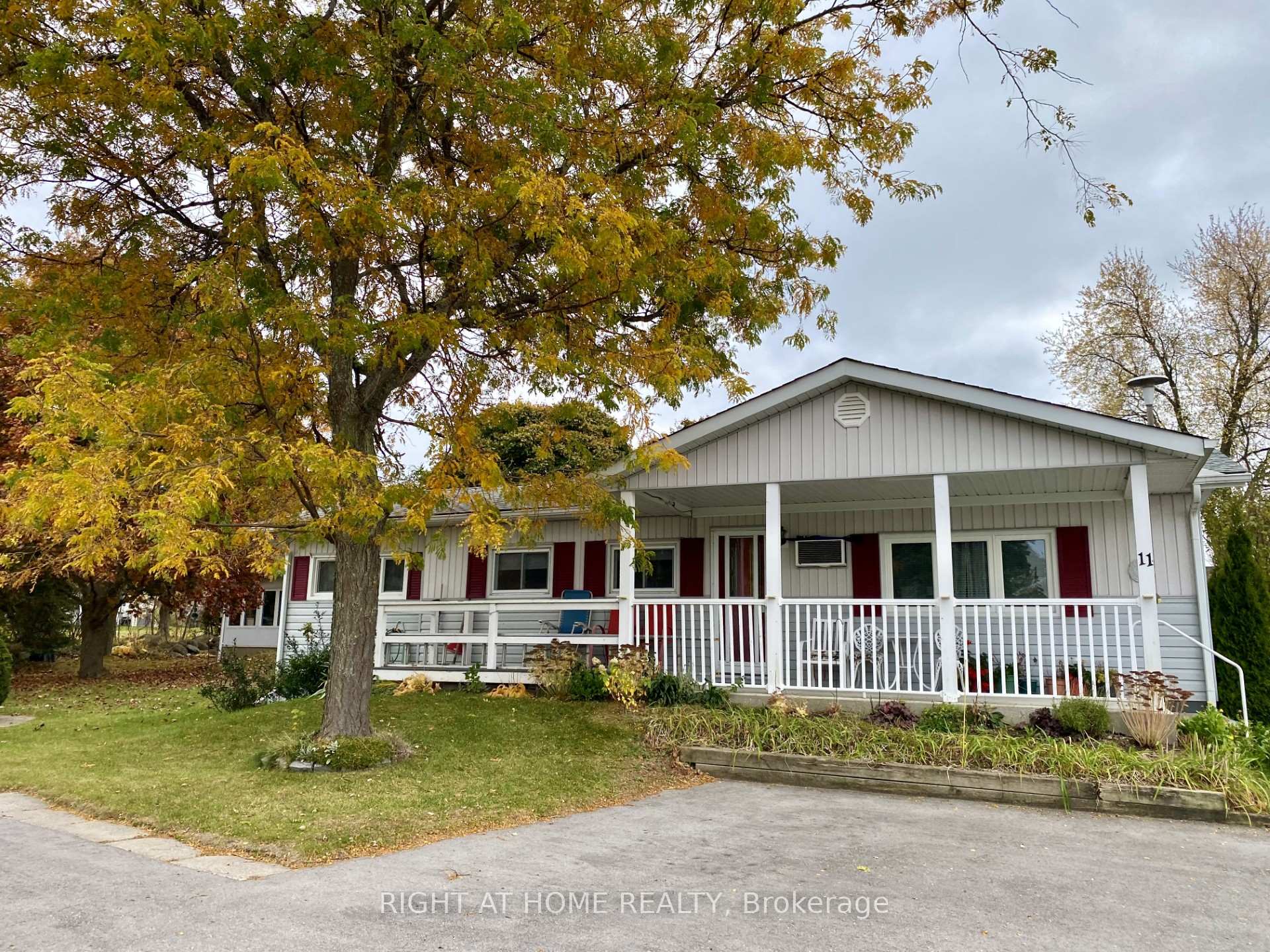 Photo 2 of 11 Locust Hill Drive, Innisfil, Rural Innisfil — HOMEH