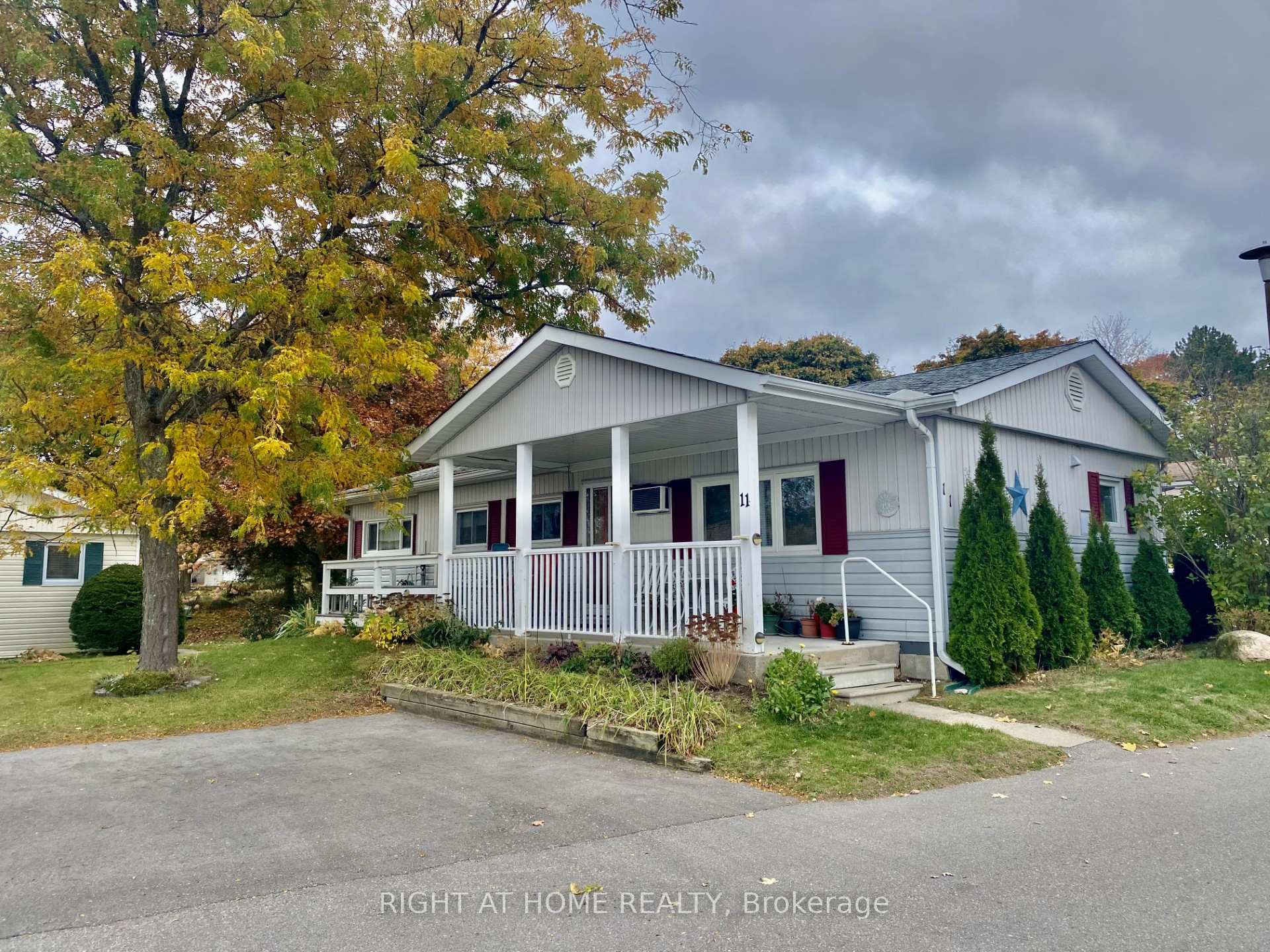 Photo 3 of 11 Locust Hill Drive, Innisfil, Rural Innisfil — HOMEH