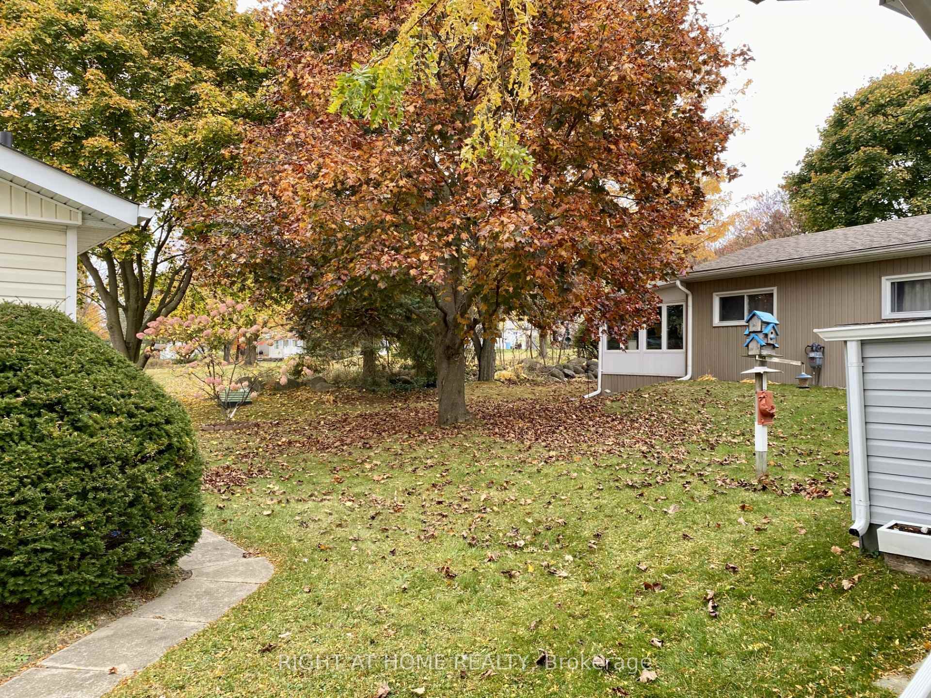 Photo 14 of 11 Locust Hill Drive, Innisfil, Rural Innisfil — HOMEH