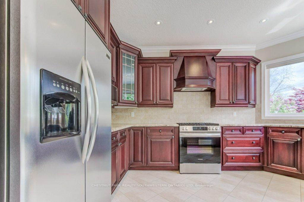Photo 13 of 252 Edgewater Crescent, Kitchener — HOMEH