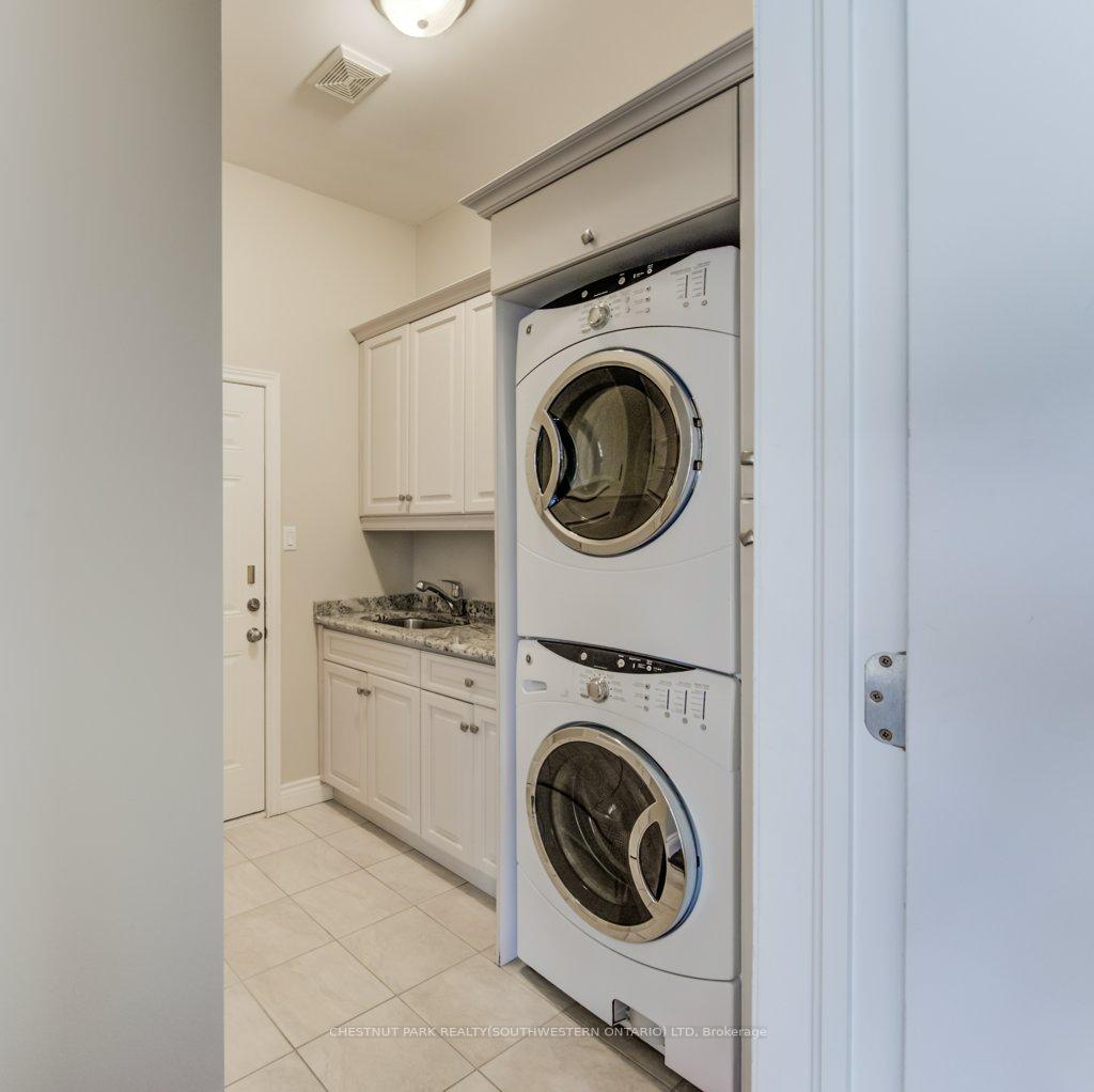 Photo 15 of 252 Edgewater Crescent, Kitchener — HOMEH