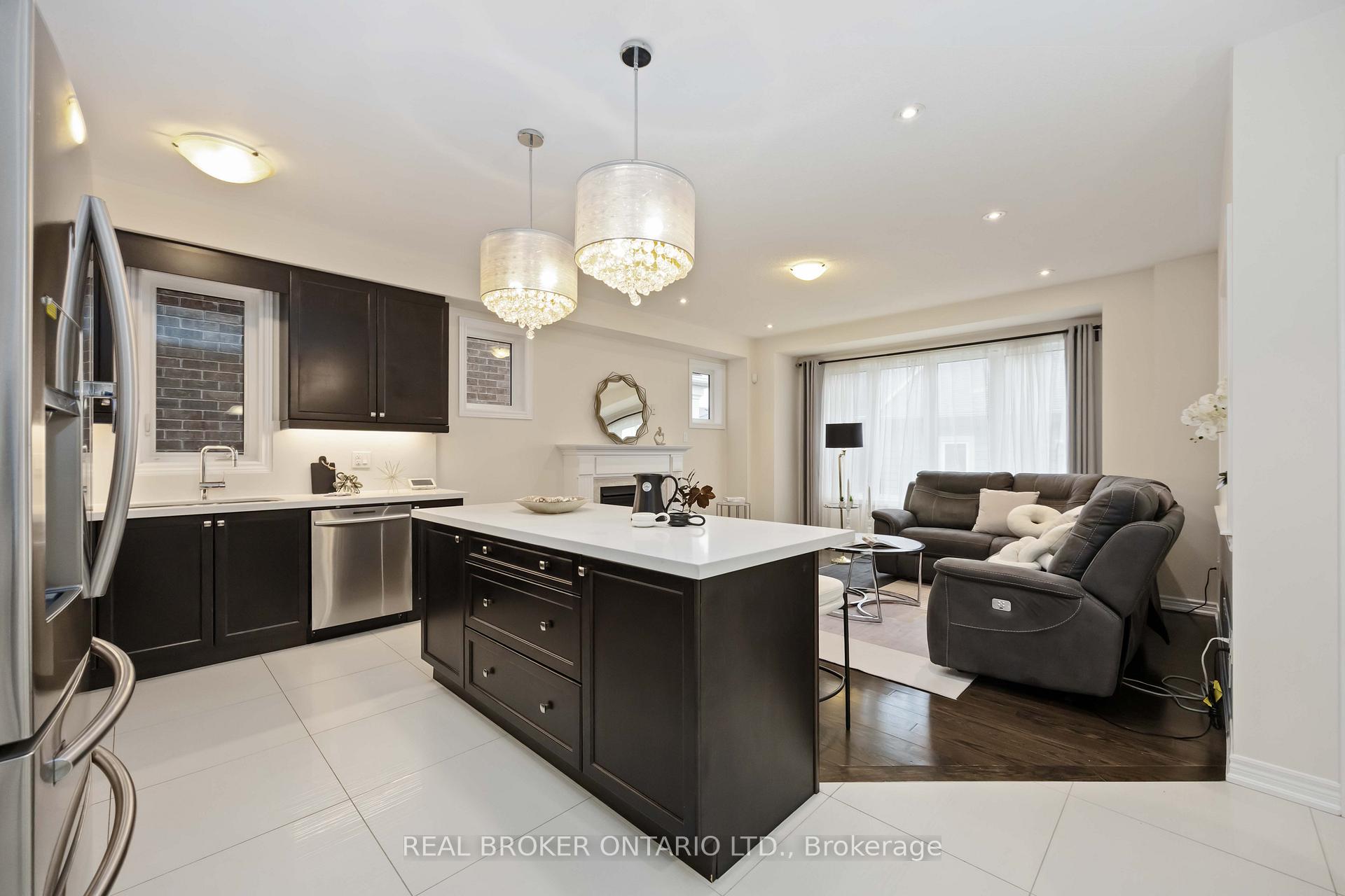Photo 11 of 18 Lawrence Pilkington Avenue, Markham, Cornell — HOMEH