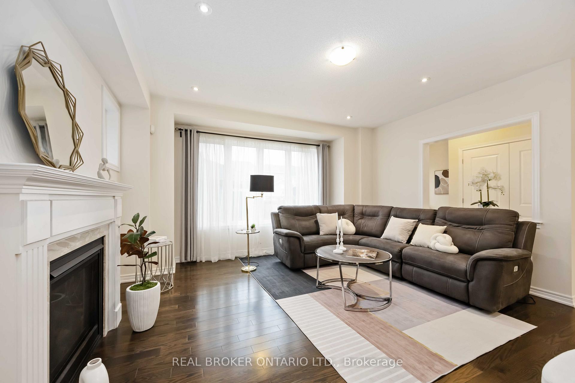 Photo 13 of 18 Lawrence Pilkington Avenue, Markham, Cornell — HOMEH
