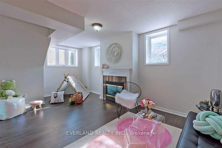 Photo 12 of 19 Cliveden PI Place, Markham, Berczy — HOMEH