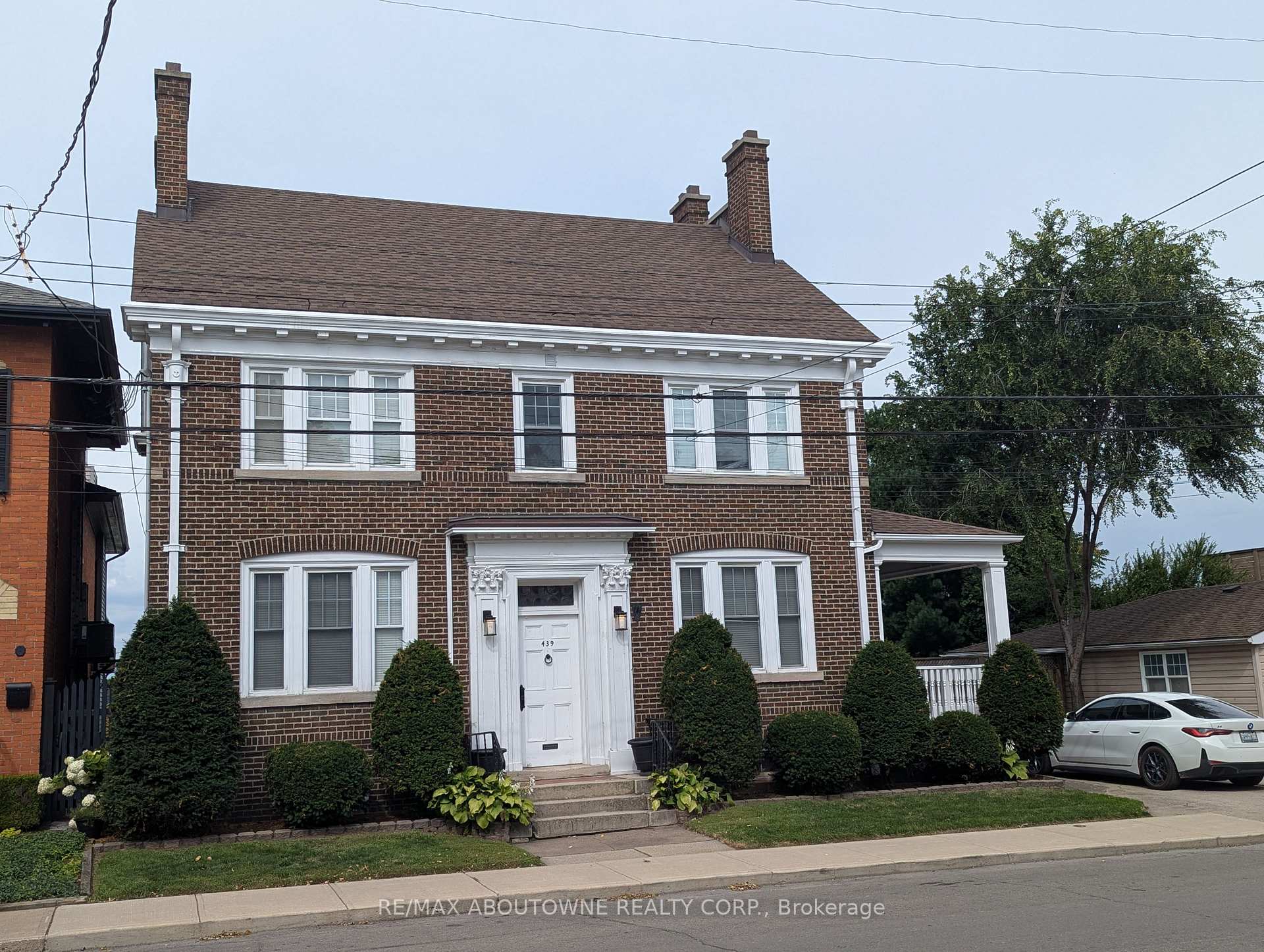 Front of Unit Lower, 439 Bay Street N