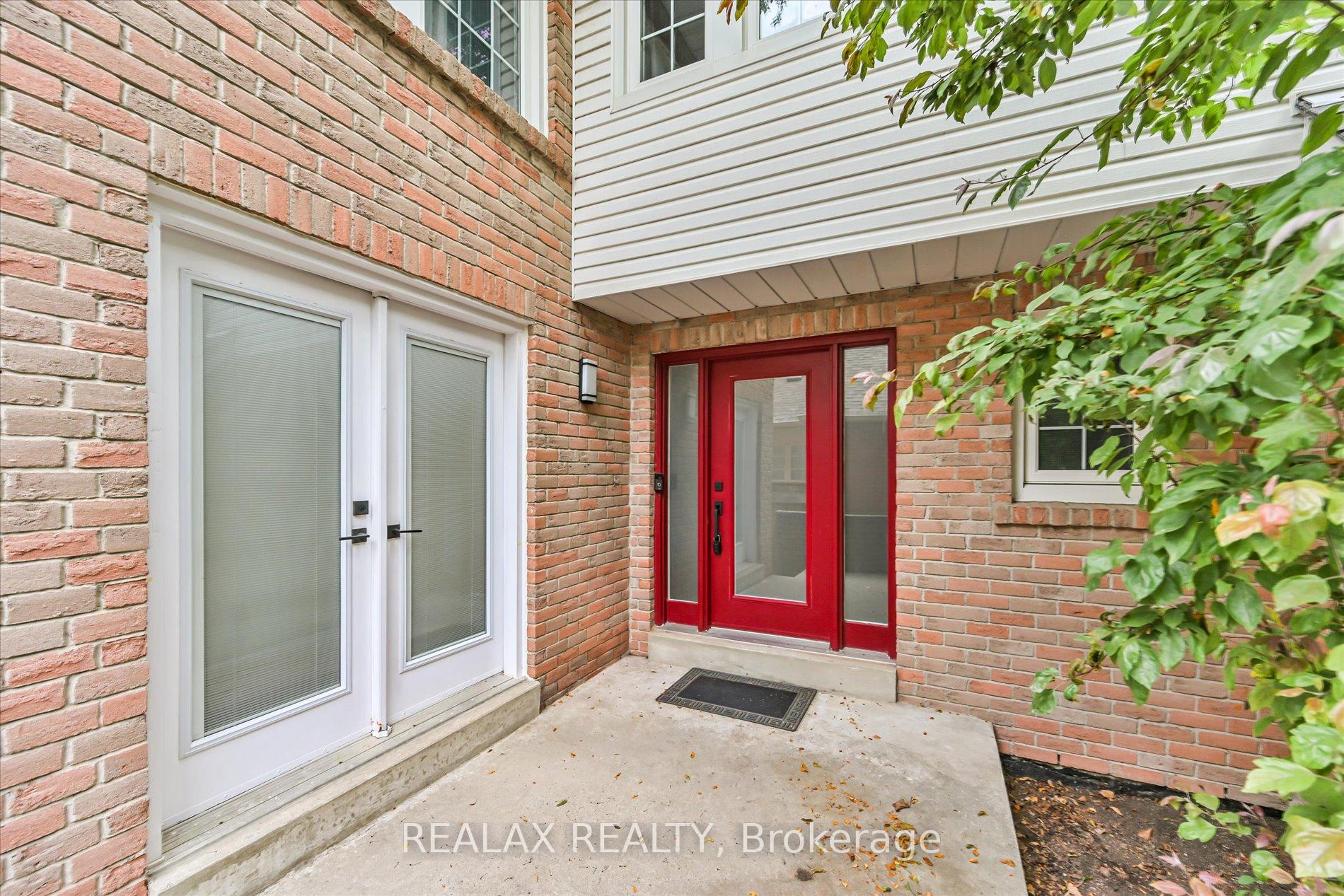 Photo 3 of 44 Greencroft Crescent, Markham, Unionville — HOMEH