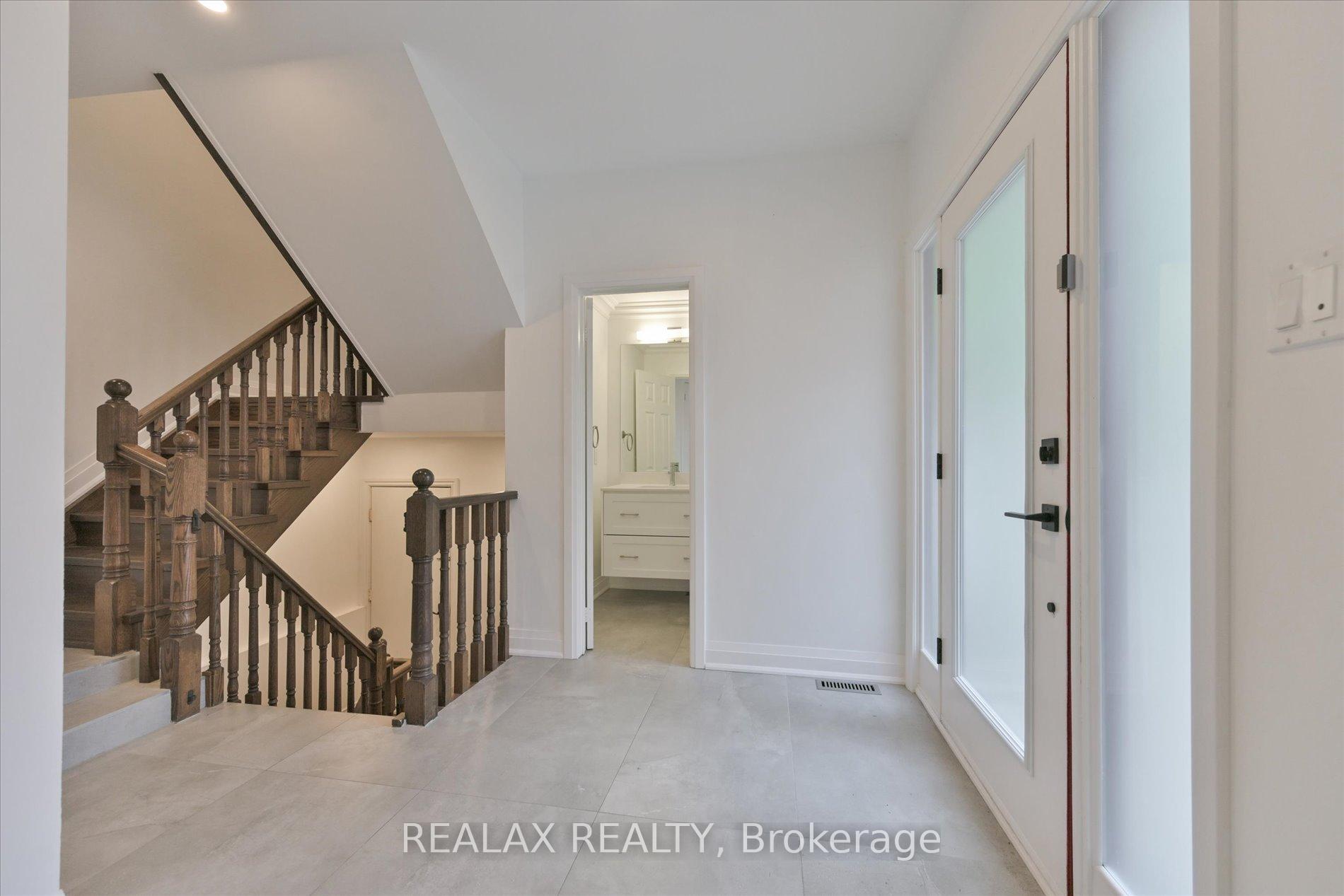 Photo 4 of 44 Greencroft Crescent, Markham, Unionville — HOMEH