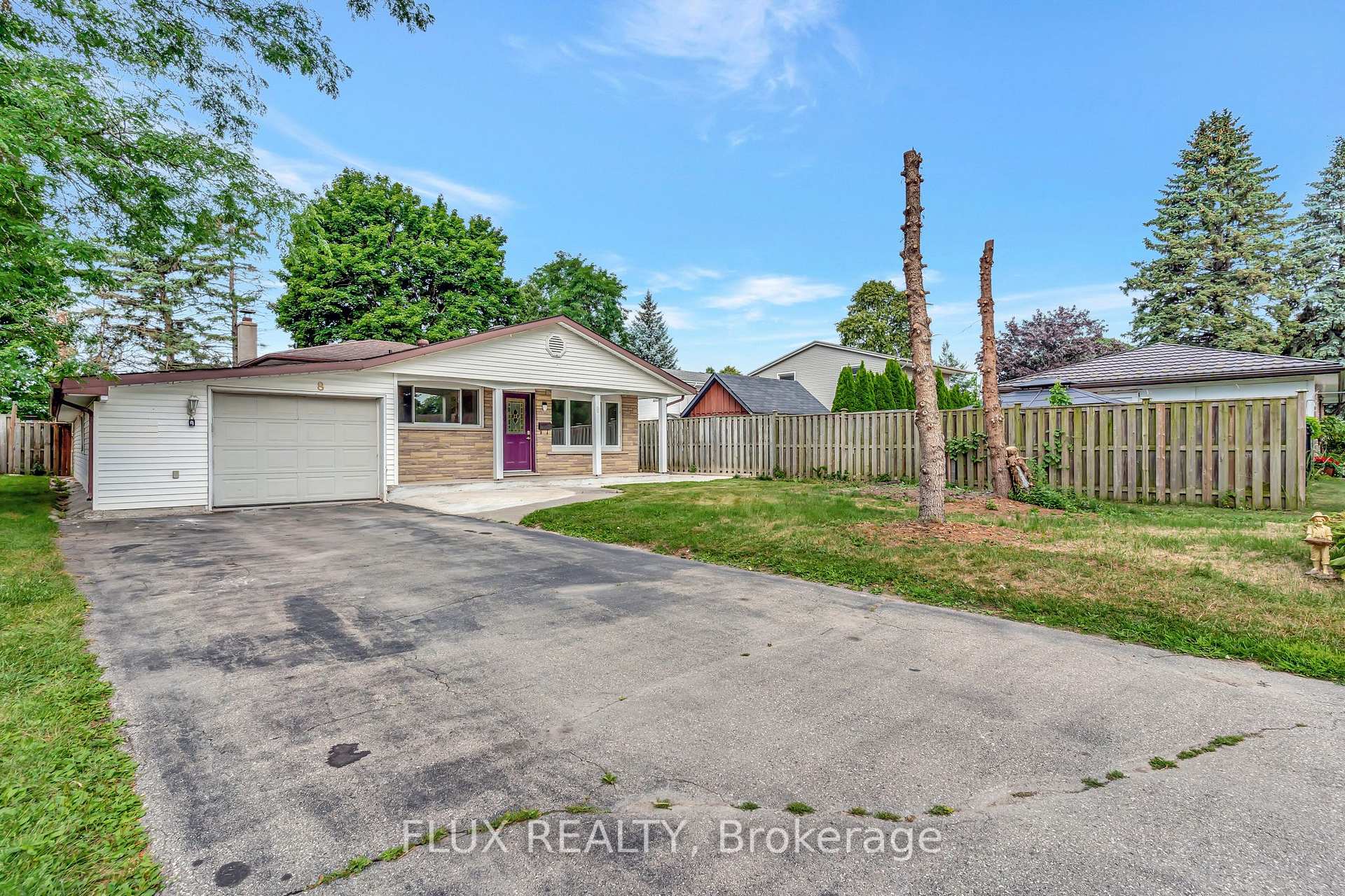 Photo 2 of 8 Mayfair Court, Kitchener — HOMEH