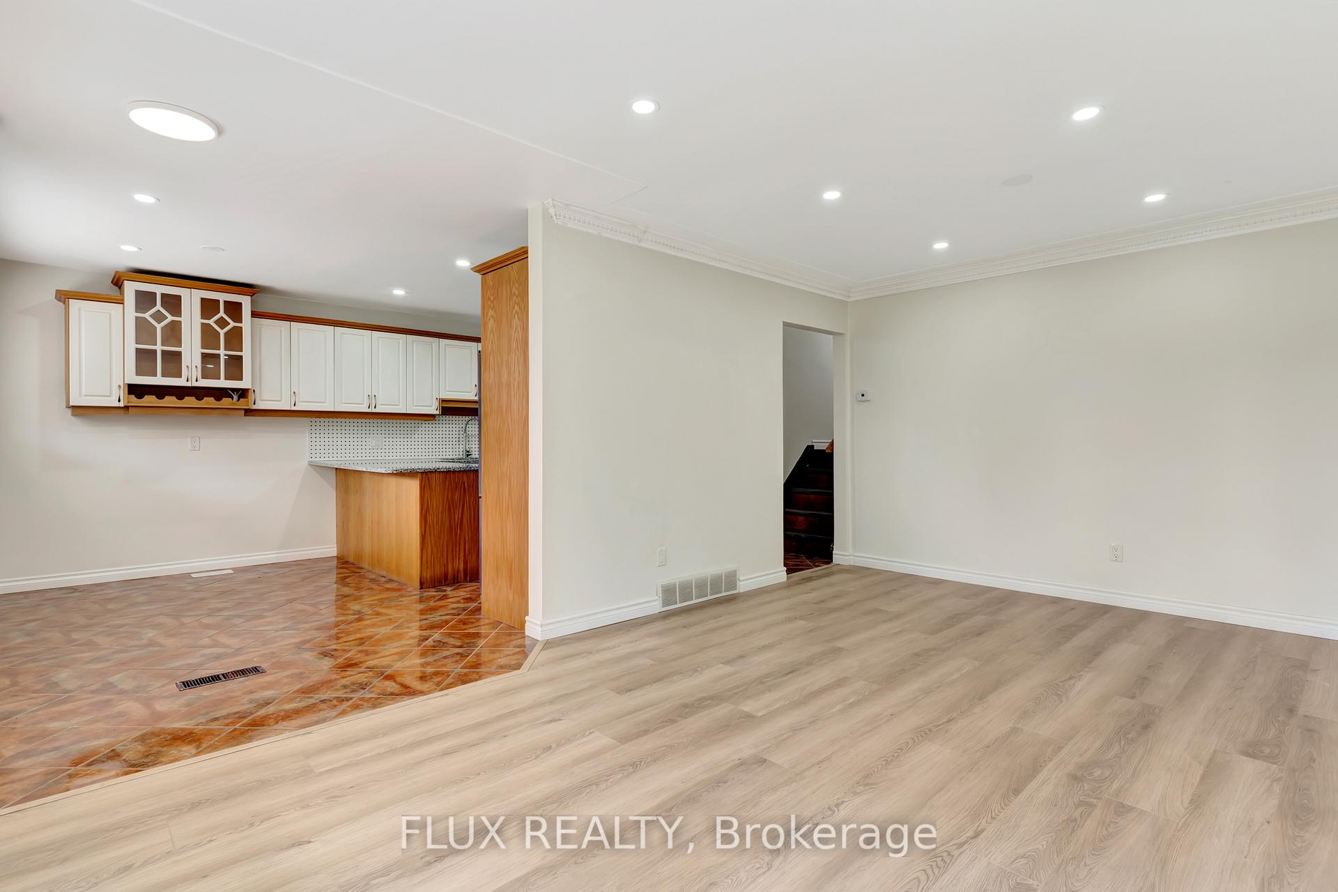 Photo 3 of 8 Mayfair Court, Kitchener — HOMEH