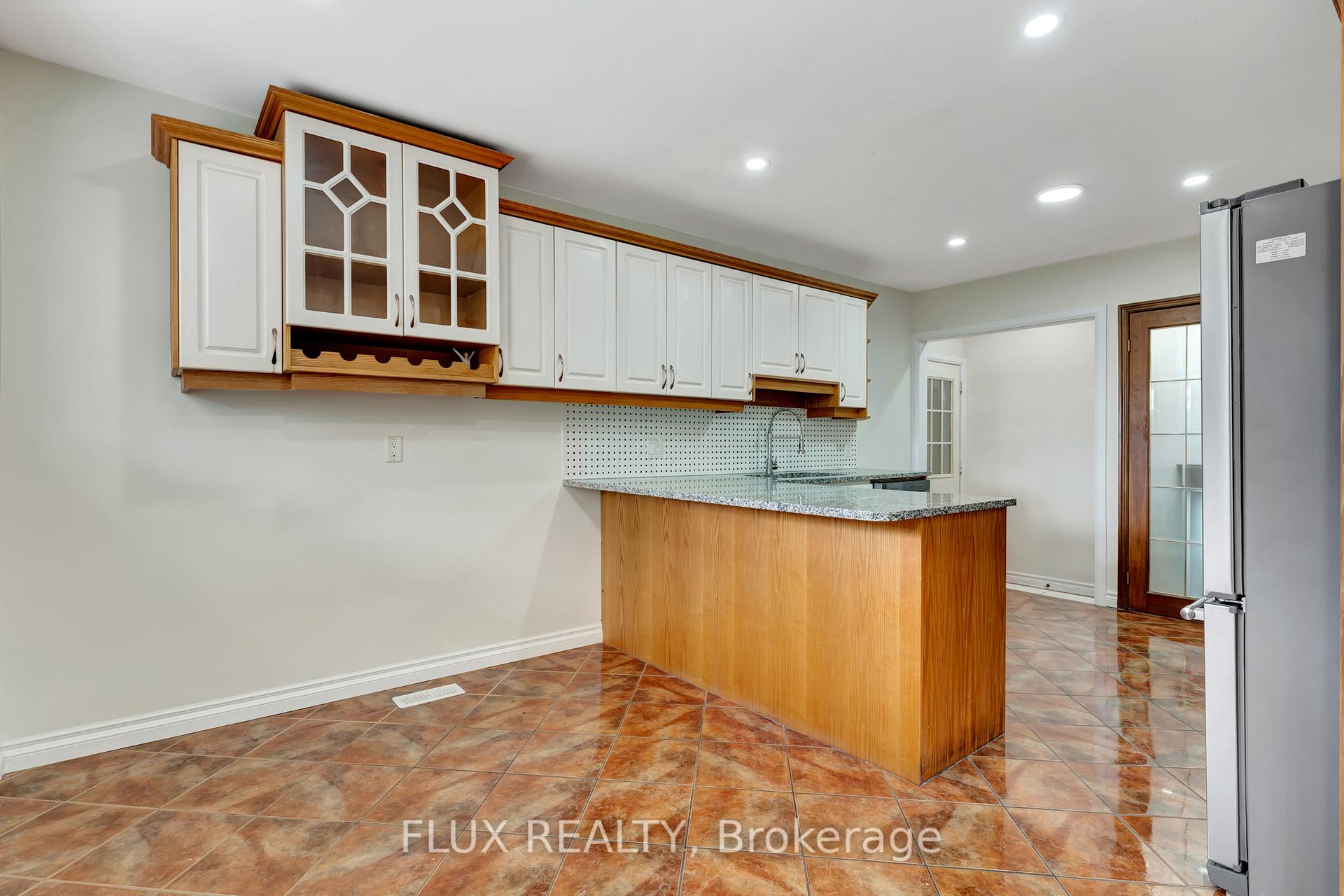 Photo 6 of 8 Mayfair Court, Kitchener — HOMEH