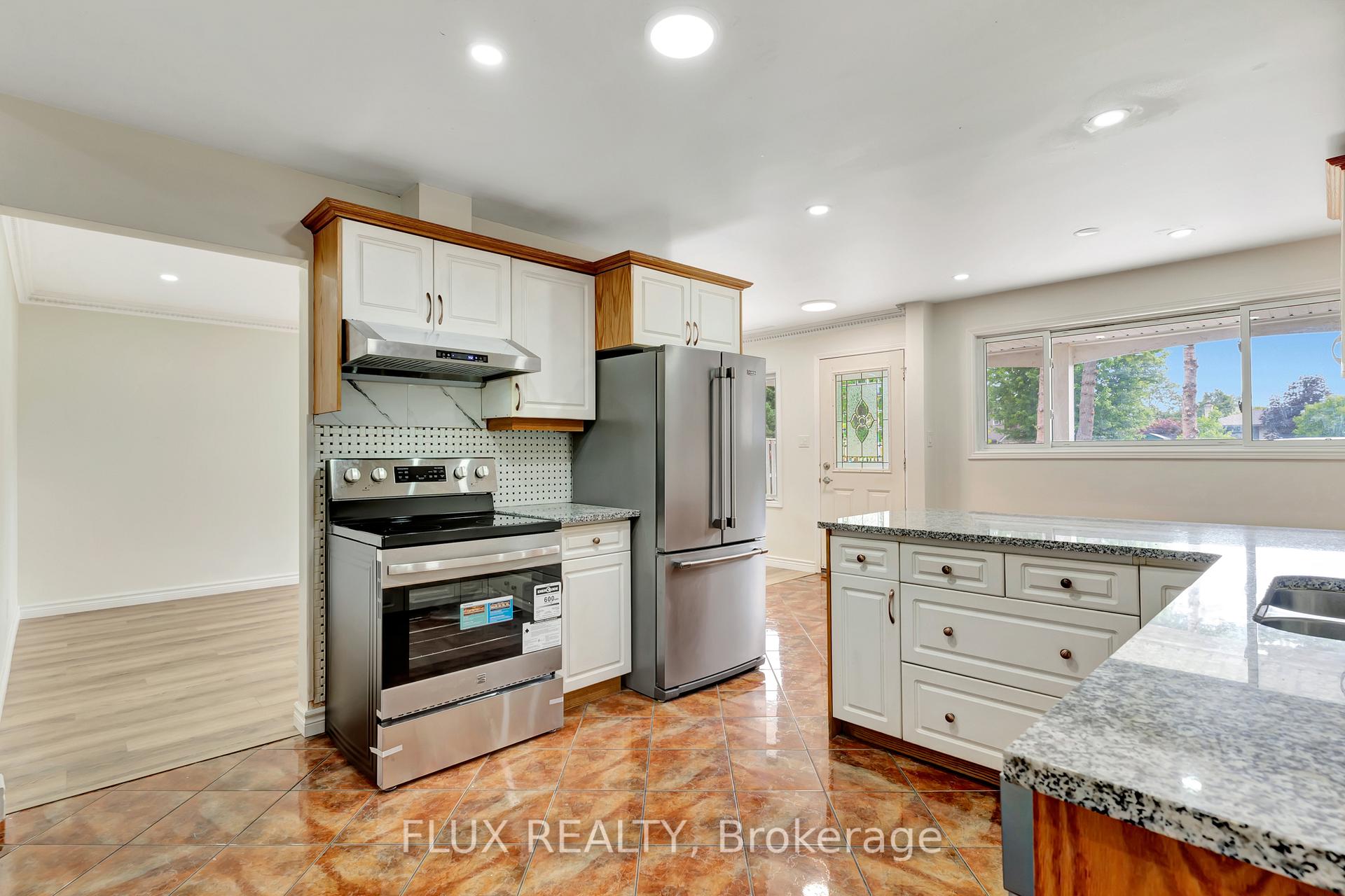 Photo 10 of 8 Mayfair Court, Kitchener — HOMEH