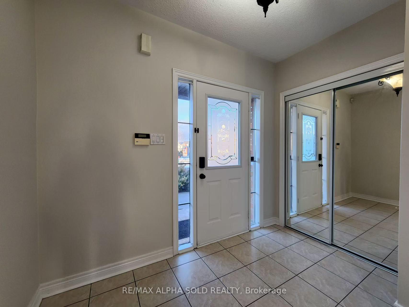 Photo 4 of 77 Westchester Crescent, Markham, Berczy — HOMEH
