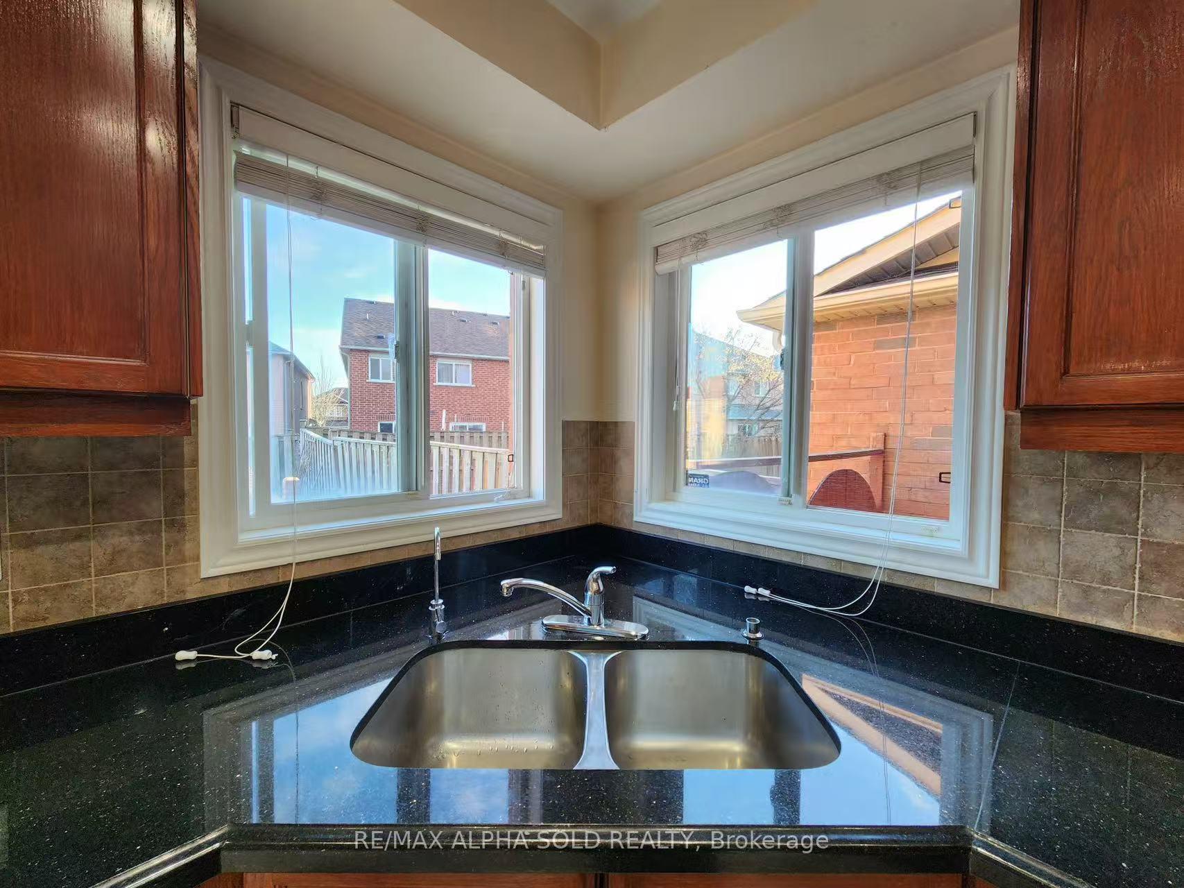 Photo 7 of 77 Westchester Crescent, Markham, Berczy — HOMEH