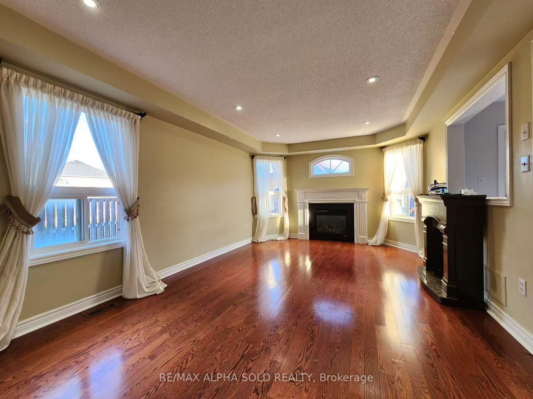 Photo 8 of 77 Westchester Crescent, Markham, Berczy — HOMEH