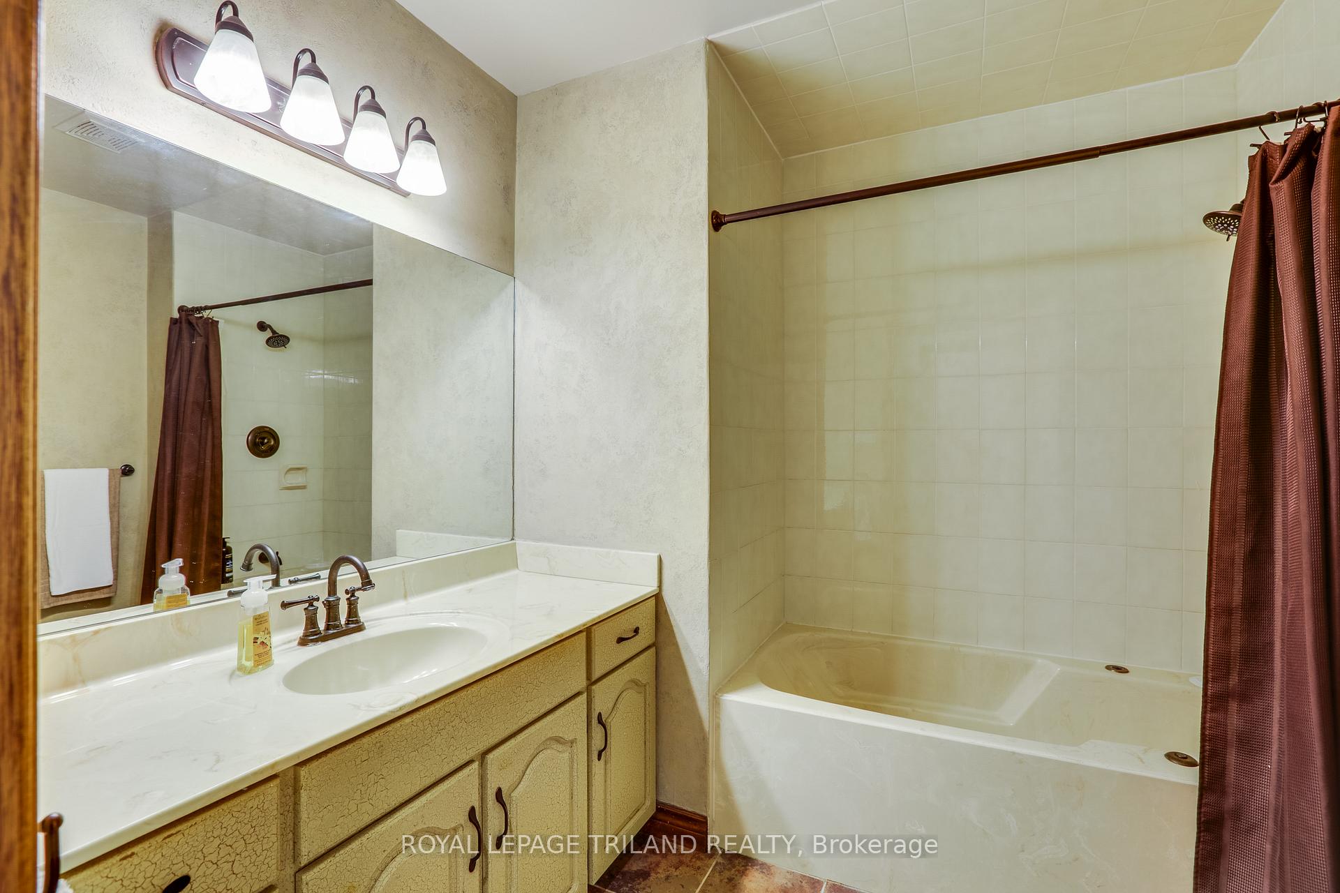 Photo 25 of 22604 Vanneck Road, Middlesex Centre, Ilderton — HOMEH