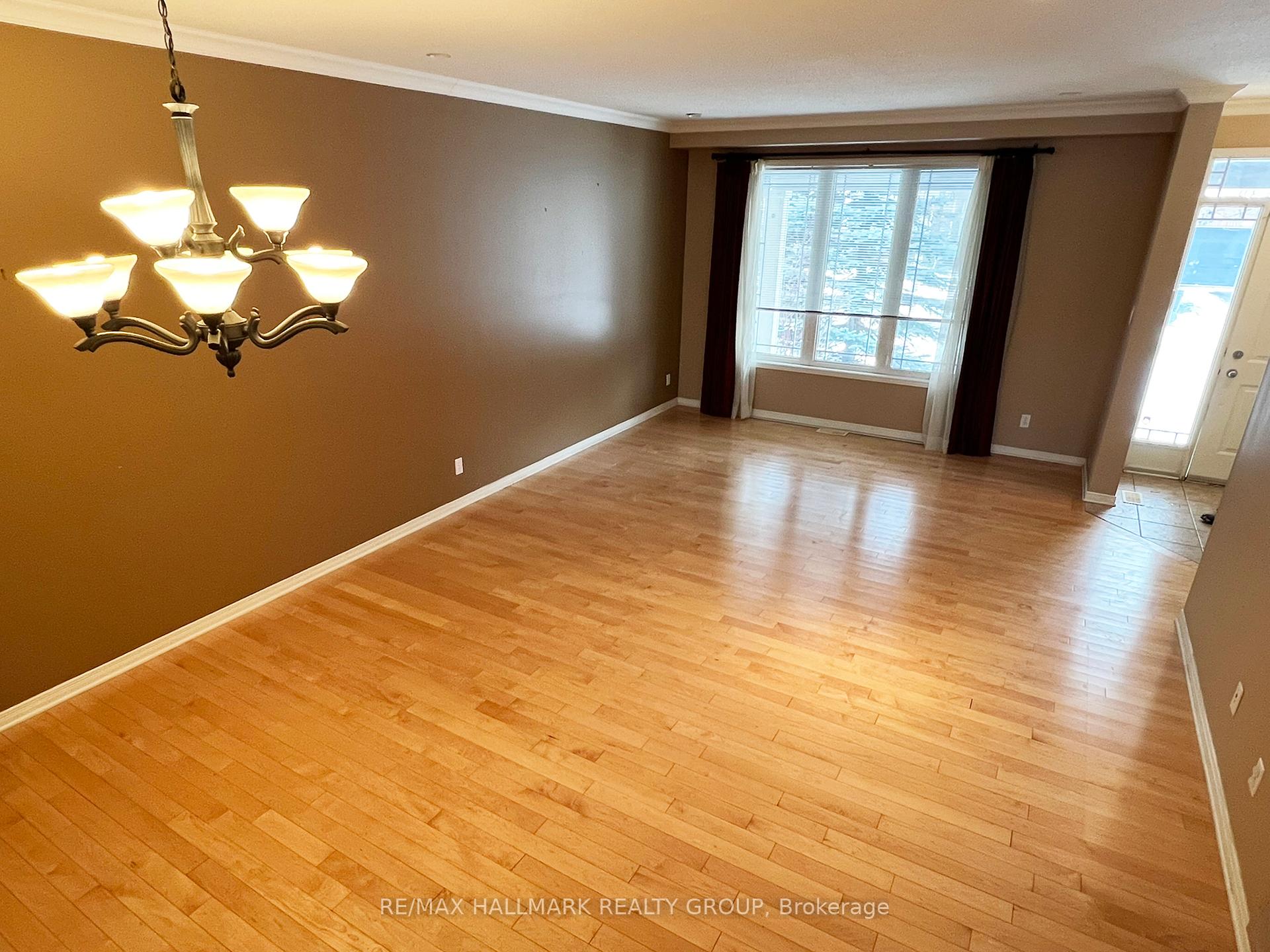 Photo 3 of 325 Edgemoore Crescent, Ottawa, Kanata - Morgan's Grant/South March — HOMEH